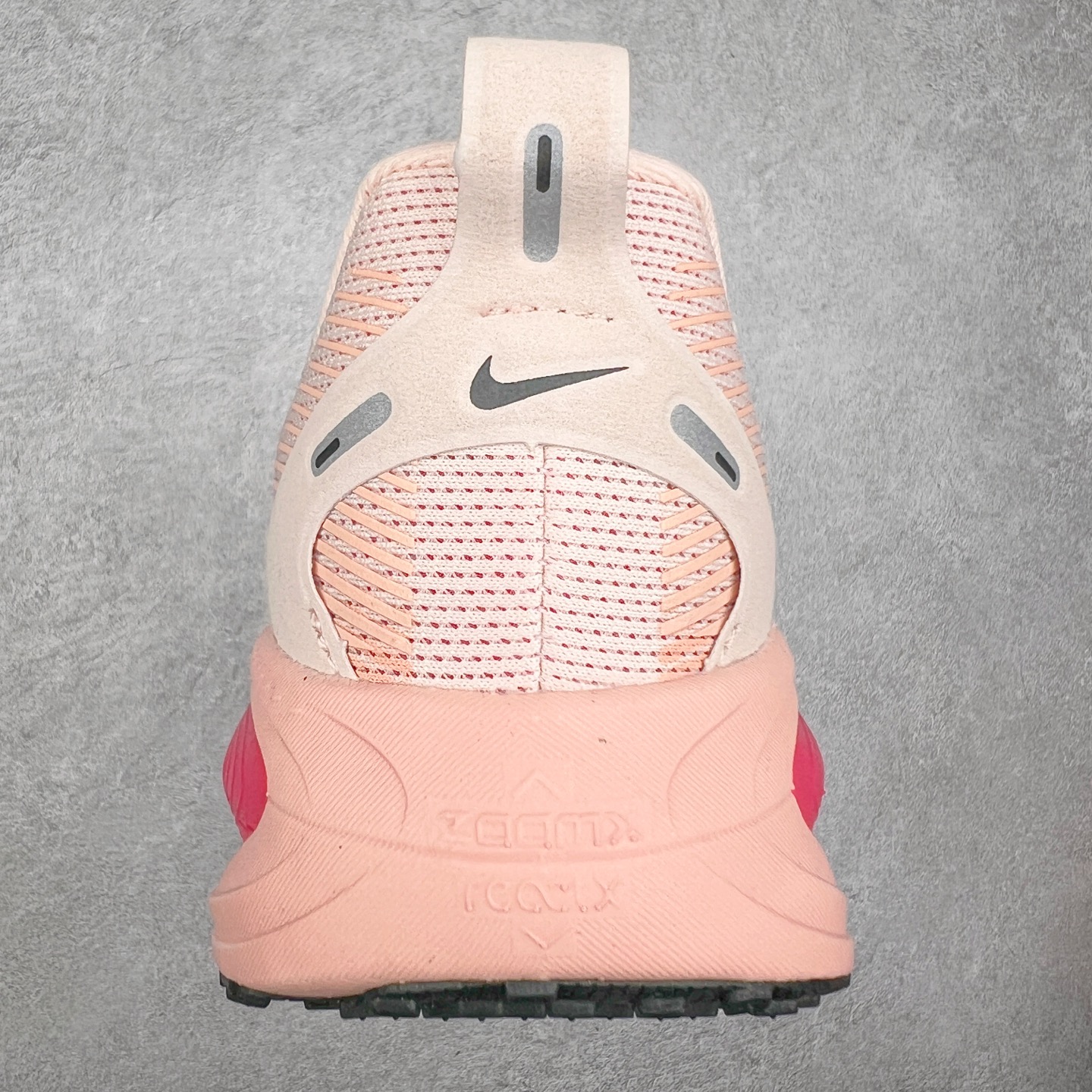 图片[8]-NK Air Zoom Vomero 18 轻便舒适公路跑步鞋 HM6804 质感柔软 弹力充沛 助力一路畅跑 乐享不停 厚实泡绵缔造舒适的回弹效果 铸就出色跑步表现 该鞋款轻盈透气 带你步入舒适新境界 疾速刺激感和非凡舒适脚感交织 定能让跑者在迈步间找到渴望已久的跑步乐趣 自如掌控跑步节奏、配速和里程 足底缓震配置赋予双足柔软舒适感受 助你一路畅跑 缓震设计 在双足触地时有助提供舒适脚感 搭载性能出众的 ZoomX 和 Cushlon 泡绵 营造柔软舒适脚感 助你稳稳迈步 基于跑者反馈 简化中底设计 带来出色舒适感 尺码：36 36.5 37.5 38 38.5 39 40 40.5 41 42 42.5 43 44 44.5 45-选品中心