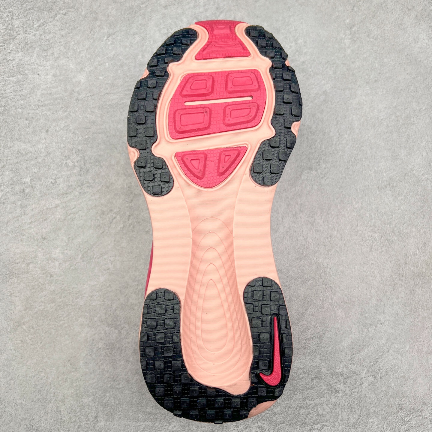 图片[9]-NK Air Zoom Vomero 18 轻便舒适公路跑步鞋 HM6804 质感柔软 弹力充沛 助力一路畅跑 乐享不停 厚实泡绵缔造舒适的回弹效果 铸就出色跑步表现 该鞋款轻盈透气 带你步入舒适新境界 疾速刺激感和非凡舒适脚感交织 定能让跑者在迈步间找到渴望已久的跑步乐趣 自如掌控跑步节奏、配速和里程 足底缓震配置赋予双足柔软舒适感受 助你一路畅跑 缓震设计 在双足触地时有助提供舒适脚感 搭载性能出众的 ZoomX 和 Cushlon 泡绵 营造柔软舒适脚感 助你稳稳迈步 基于跑者反馈 简化中底设计 带来出色舒适感 尺码：36 36.5 37.5 38 38.5 39 40 40.5 41 42 42.5 43 44 44.5 45-选品中心