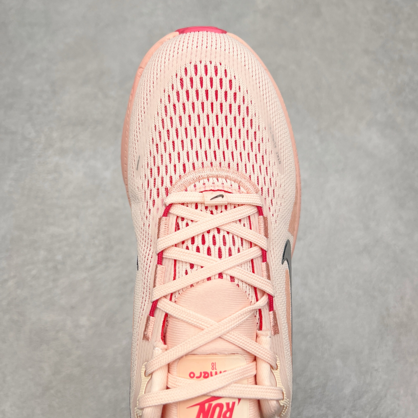 图片[4]-NK Air Zoom Vomero 18 轻便舒适公路跑步鞋 HM6804 质感柔软 弹力充沛 助力一路畅跑 乐享不停 厚实泡绵缔造舒适的回弹效果 铸就出色跑步表现 该鞋款轻盈透气 带你步入舒适新境界 疾速刺激感和非凡舒适脚感交织 定能让跑者在迈步间找到渴望已久的跑步乐趣 自如掌控跑步节奏、配速和里程 足底缓震配置赋予双足柔软舒适感受 助你一路畅跑 缓震设计 在双足触地时有助提供舒适脚感 搭载性能出众的 ZoomX 和 Cushlon 泡绵 营造柔软舒适脚感 助你稳稳迈步 基于跑者反馈 简化中底设计 带来出色舒适感 尺码：36 36.5 37.5 38 38.5 39 40 40.5 41 42 42.5 43 44 44.5 45-选品中心