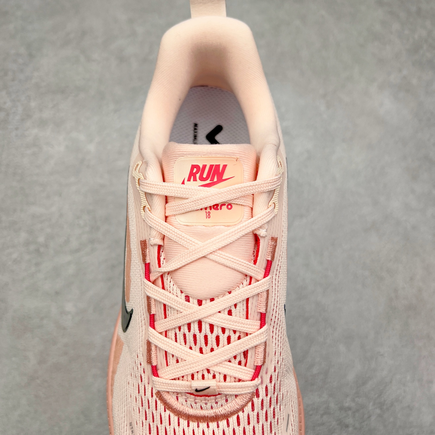 图片[5]-NK Air Zoom Vomero 18 轻便舒适公路跑步鞋 HM6804 质感柔软 弹力充沛 助力一路畅跑 乐享不停 厚实泡绵缔造舒适的回弹效果 铸就出色跑步表现 该鞋款轻盈透气 带你步入舒适新境界 疾速刺激感和非凡舒适脚感交织 定能让跑者在迈步间找到渴望已久的跑步乐趣 自如掌控跑步节奏、配速和里程 足底缓震配置赋予双足柔软舒适感受 助你一路畅跑 缓震设计 在双足触地时有助提供舒适脚感 搭载性能出众的 ZoomX 和 Cushlon 泡绵 营造柔软舒适脚感 助你稳稳迈步 基于跑者反馈 简化中底设计 带来出色舒适感 尺码：36 36.5 37.5 38 38.5 39 40 40.5 41 42 42.5 43 44 44.5 45-选品中心