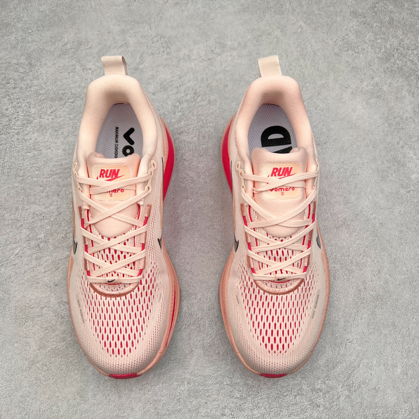 图片[2]-NK Air Zoom Vomero 18 轻便舒适公路跑步鞋 HM6804 质感柔软 弹力充沛 助力一路畅跑 乐享不停 厚实泡绵缔造舒适的回弹效果 铸就出色跑步表现 该鞋款轻盈透气 带你步入舒适新境界 疾速刺激感和非凡舒适脚感交织 定能让跑者在迈步间找到渴望已久的跑步乐趣 自如掌控跑步节奏、配速和里程 足底缓震配置赋予双足柔软舒适感受 助你一路畅跑 缓震设计 在双足触地时有助提供舒适脚感 搭载性能出众的 ZoomX 和 Cushlon 泡绵 营造柔软舒适脚感 助你稳稳迈步 基于跑者反馈 简化中底设计 带来出色舒适感 尺码：36 36.5 37.5 38 38.5 39 40 40.5 41 42 42.5 43 44 44.5 45-选品中心