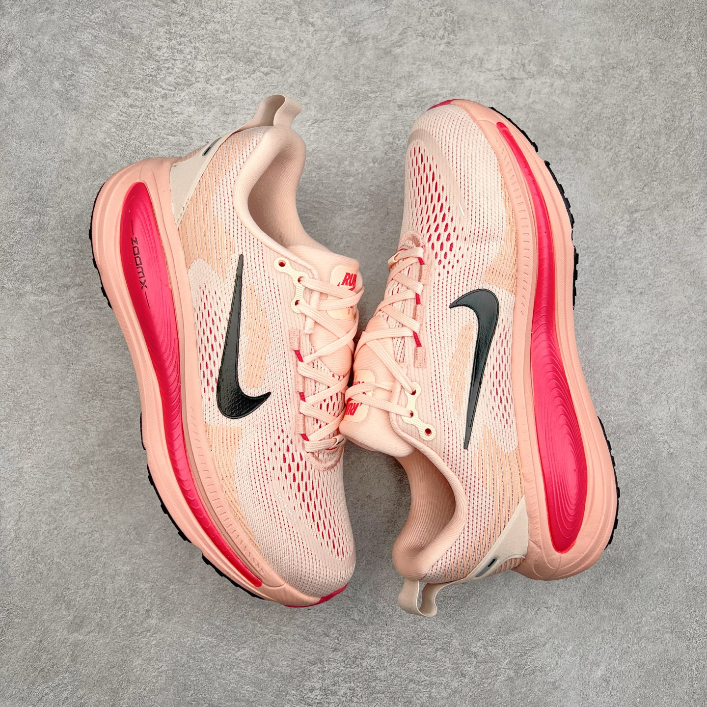 图片[3]-NK Air Zoom Vomero 18 轻便舒适公路跑步鞋 HM6804 质感柔软 弹力充沛 助力一路畅跑 乐享不停 厚实泡绵缔造舒适的回弹效果 铸就出色跑步表现 该鞋款轻盈透气 带你步入舒适新境界 疾速刺激感和非凡舒适脚感交织 定能让跑者在迈步间找到渴望已久的跑步乐趣 自如掌控跑步节奏、配速和里程 足底缓震配置赋予双足柔软舒适感受 助你一路畅跑 缓震设计 在双足触地时有助提供舒适脚感 搭载性能出众的 ZoomX 和 Cushlon 泡绵 营造柔软舒适脚感 助你稳稳迈步 基于跑者反馈 简化中底设计 带来出色舒适感 尺码：36 36.5 37.5 38 38.5 39 40 40.5 41 42 42.5 43 44 44.5 45-选品中心