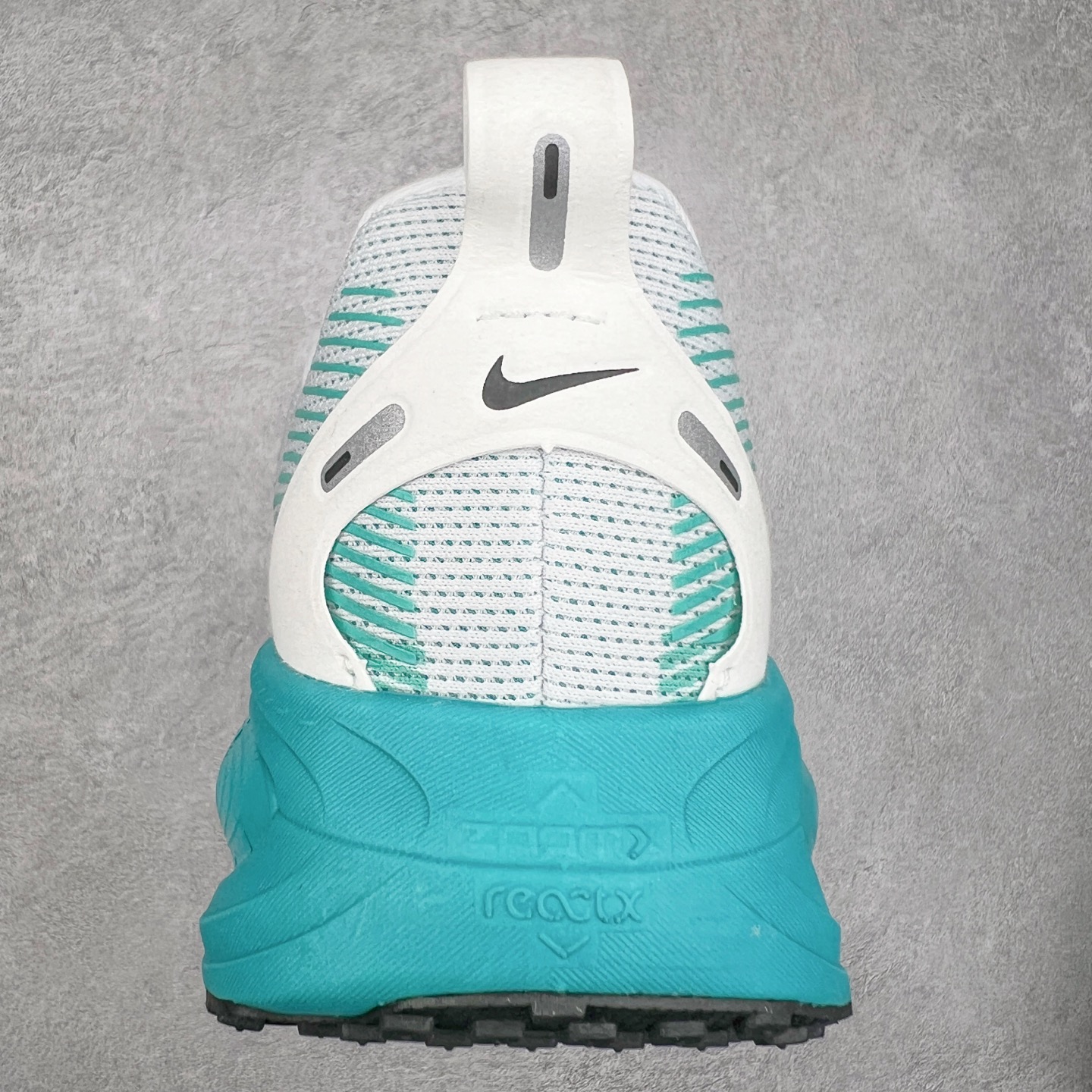 图片[8]-NK Air Zoom Vomero 18 轻便舒适公路跑步鞋 HM6804 质感柔软 弹力充沛 助力一路畅跑 乐享不停 厚实泡绵缔造舒适的回弹效果 铸就出色跑步表现 该鞋款轻盈透气 带你步入舒适新境界 疾速刺激感和非凡舒适脚感交织 定能让跑者在迈步间找到渴望已久的跑步乐趣 自如掌控跑步节奏、配速和里程 足底缓震配置赋予双足柔软舒适感受 助你一路畅跑 缓震设计 在双足触地时有助提供舒适脚感 搭载性能出众的 ZoomX 和 Cushlon 泡绵 营造柔软舒适脚感 助你稳稳迈步 基于跑者反馈 简化中底设计 带来出色舒适感 尺码：36 36.5 37.5 38 38.5 39 40 40.5 41 42 42.5 43 44 44.5 45-选品中心