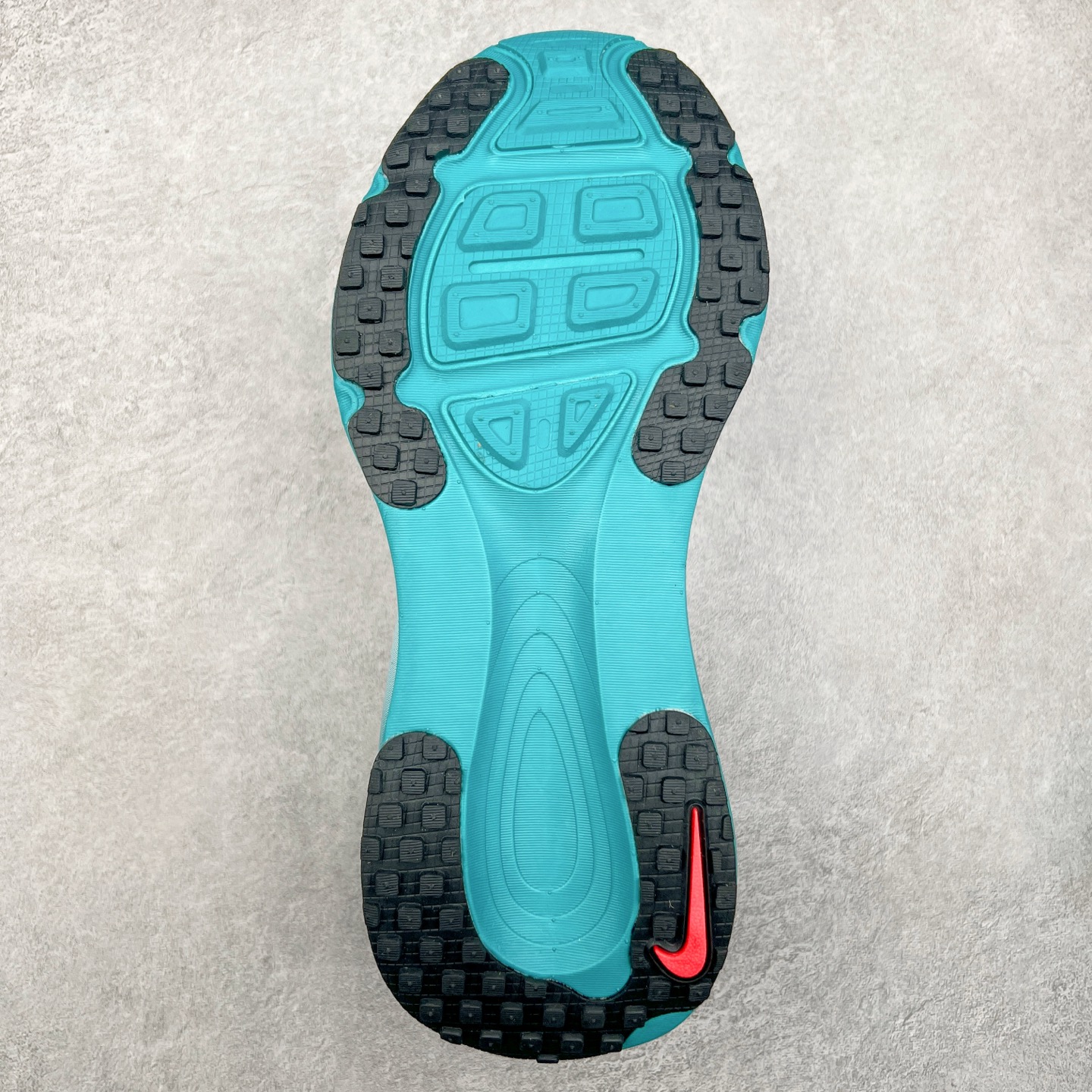 图片[9]-NK Air Zoom Vomero 18 轻便舒适公路跑步鞋 HM6804 质感柔软 弹力充沛 助力一路畅跑 乐享不停 厚实泡绵缔造舒适的回弹效果 铸就出色跑步表现 该鞋款轻盈透气 带你步入舒适新境界 疾速刺激感和非凡舒适脚感交织 定能让跑者在迈步间找到渴望已久的跑步乐趣 自如掌控跑步节奏、配速和里程 足底缓震配置赋予双足柔软舒适感受 助你一路畅跑 缓震设计 在双足触地时有助提供舒适脚感 搭载性能出众的 ZoomX 和 Cushlon 泡绵 营造柔软舒适脚感 助你稳稳迈步 基于跑者反馈 简化中底设计 带来出色舒适感 尺码：36 36.5 37.5 38 38.5 39 40 40.5 41 42 42.5 43 44 44.5 45-选品中心