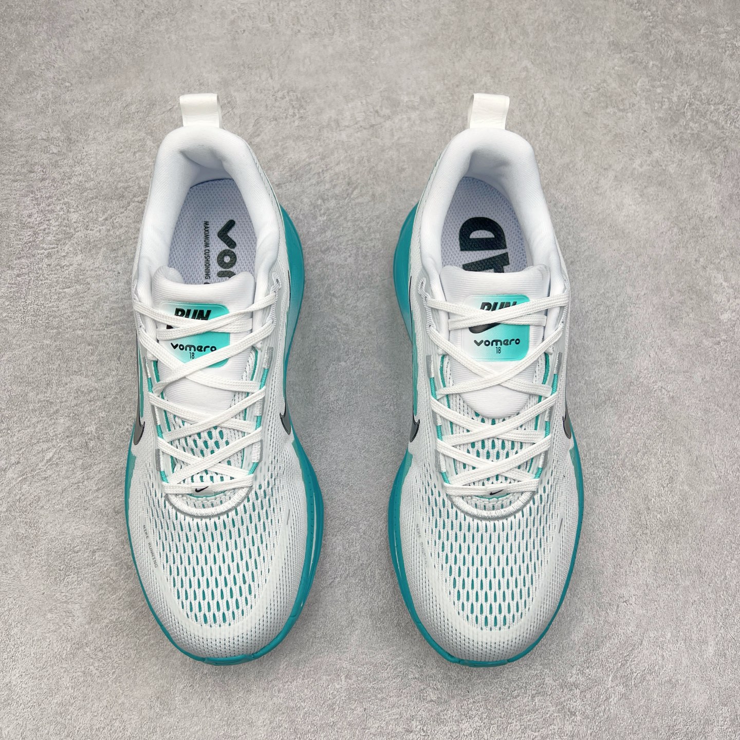 图片[2]-NK Air Zoom Vomero 18 轻便舒适公路跑步鞋 HM6804 质感柔软 弹力充沛 助力一路畅跑 乐享不停 厚实泡绵缔造舒适的回弹效果 铸就出色跑步表现 该鞋款轻盈透气 带你步入舒适新境界 疾速刺激感和非凡舒适脚感交织 定能让跑者在迈步间找到渴望已久的跑步乐趣 自如掌控跑步节奏、配速和里程 足底缓震配置赋予双足柔软舒适感受 助你一路畅跑 缓震设计 在双足触地时有助提供舒适脚感 搭载性能出众的 ZoomX 和 Cushlon 泡绵 营造柔软舒适脚感 助你稳稳迈步 基于跑者反馈 简化中底设计 带来出色舒适感 尺码：36 36.5 37.5 38 38.5 39 40 40.5 41 42 42.5 43 44 44.5 45-选品中心
