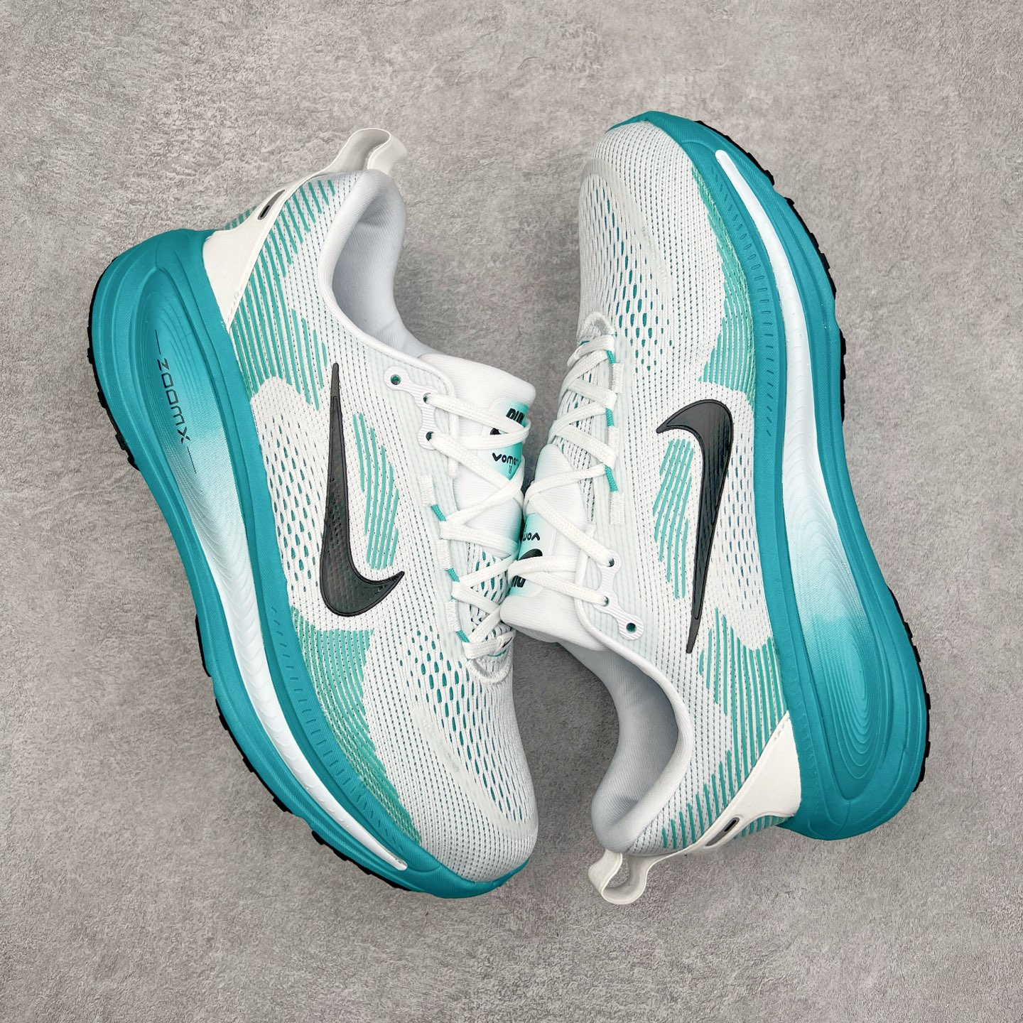 图片[3]-NK Air Zoom Vomero 18 轻便舒适公路跑步鞋 HM6804 质感柔软 弹力充沛 助力一路畅跑 乐享不停 厚实泡绵缔造舒适的回弹效果 铸就出色跑步表现 该鞋款轻盈透气 带你步入舒适新境界 疾速刺激感和非凡舒适脚感交织 定能让跑者在迈步间找到渴望已久的跑步乐趣 自如掌控跑步节奏、配速和里程 足底缓震配置赋予双足柔软舒适感受 助你一路畅跑 缓震设计 在双足触地时有助提供舒适脚感 搭载性能出众的 ZoomX 和 Cushlon 泡绵 营造柔软舒适脚感 助你稳稳迈步 基于跑者反馈 简化中底设计 带来出色舒适感 尺码：36 36.5 37.5 38 38.5 39 40 40.5 41 42 42.5 43 44 44.5 45-选品中心