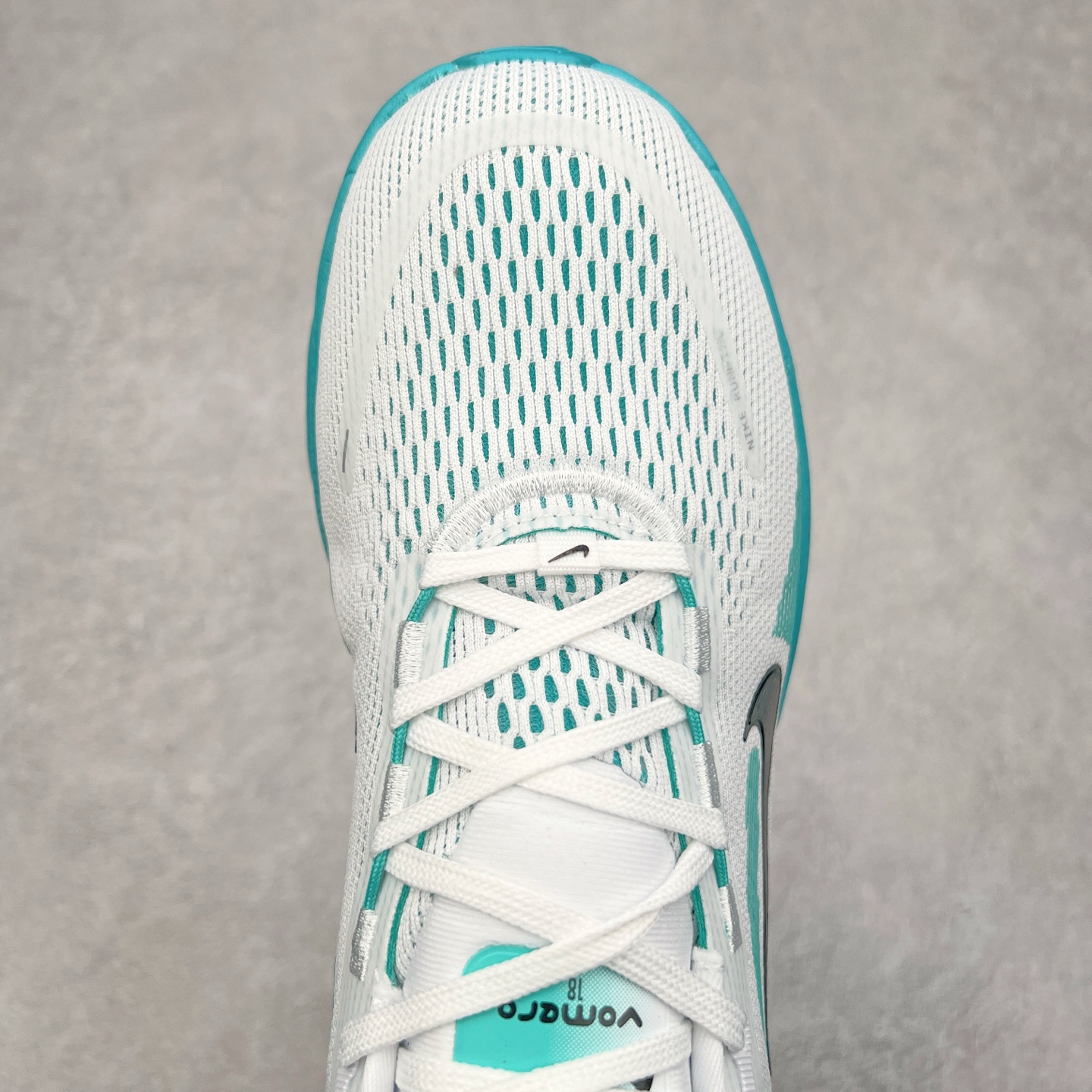 图片[4]-NK Air Zoom Vomero 18 轻便舒适公路跑步鞋 HM6804 质感柔软 弹力充沛 助力一路畅跑 乐享不停 厚实泡绵缔造舒适的回弹效果 铸就出色跑步表现 该鞋款轻盈透气 带你步入舒适新境界 疾速刺激感和非凡舒适脚感交织 定能让跑者在迈步间找到渴望已久的跑步乐趣 自如掌控跑步节奏、配速和里程 足底缓震配置赋予双足柔软舒适感受 助你一路畅跑 缓震设计 在双足触地时有助提供舒适脚感 搭载性能出众的 ZoomX 和 Cushlon 泡绵 营造柔软舒适脚感 助你稳稳迈步 基于跑者反馈 简化中底设计 带来出色舒适感 尺码：36 36.5 37.5 38 38.5 39 40 40.5 41 42 42.5 43 44 44.5 45-选品中心