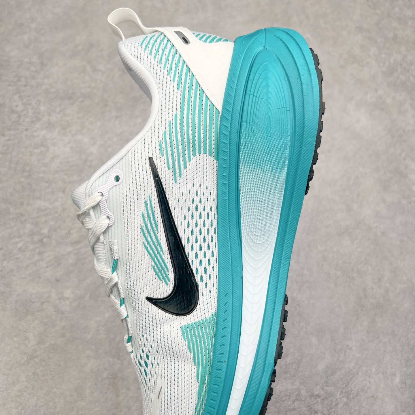 图片[7]-NK Air Zoom Vomero 18 轻便舒适公路跑步鞋 HM6804 质感柔软 弹力充沛 助力一路畅跑 乐享不停 厚实泡绵缔造舒适的回弹效果 铸就出色跑步表现 该鞋款轻盈透气 带你步入舒适新境界 疾速刺激感和非凡舒适脚感交织 定能让跑者在迈步间找到渴望已久的跑步乐趣 自如掌控跑步节奏、配速和里程 足底缓震配置赋予双足柔软舒适感受 助你一路畅跑 缓震设计 在双足触地时有助提供舒适脚感 搭载性能出众的 ZoomX 和 Cushlon 泡绵 营造柔软舒适脚感 助你稳稳迈步 基于跑者反馈 简化中底设计 带来出色舒适感 尺码：36 36.5 37.5 38 38.5 39 40 40.5 41 42 42.5 43 44 44.5 45-选品中心