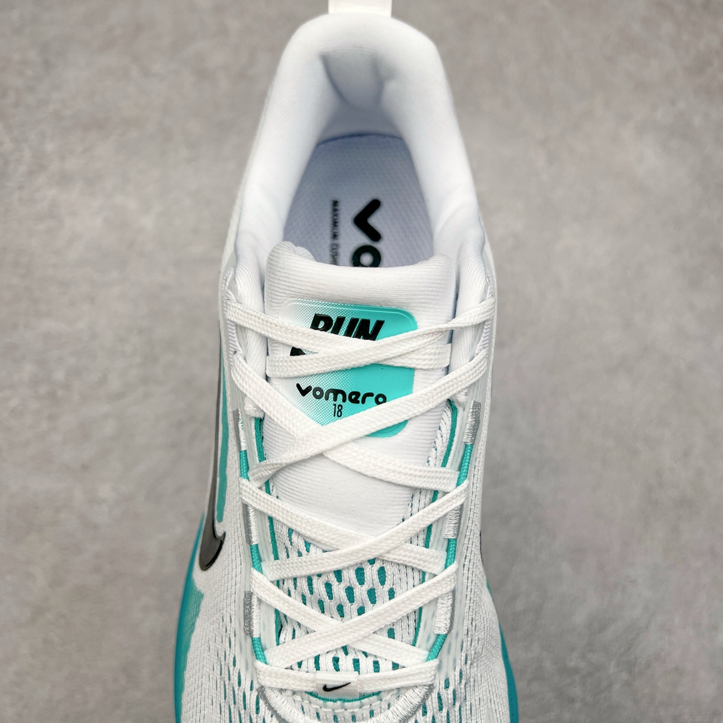 图片[5]-NK Air Zoom Vomero 18 轻便舒适公路跑步鞋 HM6804 质感柔软 弹力充沛 助力一路畅跑 乐享不停 厚实泡绵缔造舒适的回弹效果 铸就出色跑步表现 该鞋款轻盈透气 带你步入舒适新境界 疾速刺激感和非凡舒适脚感交织 定能让跑者在迈步间找到渴望已久的跑步乐趣 自如掌控跑步节奏、配速和里程 足底缓震配置赋予双足柔软舒适感受 助你一路畅跑 缓震设计 在双足触地时有助提供舒适脚感 搭载性能出众的 ZoomX 和 Cushlon 泡绵 营造柔软舒适脚感 助你稳稳迈步 基于跑者反馈 简化中底设计 带来出色舒适感 尺码：36 36.5 37.5 38 38.5 39 40 40.5 41 42 42.5 43 44 44.5 45-选品中心