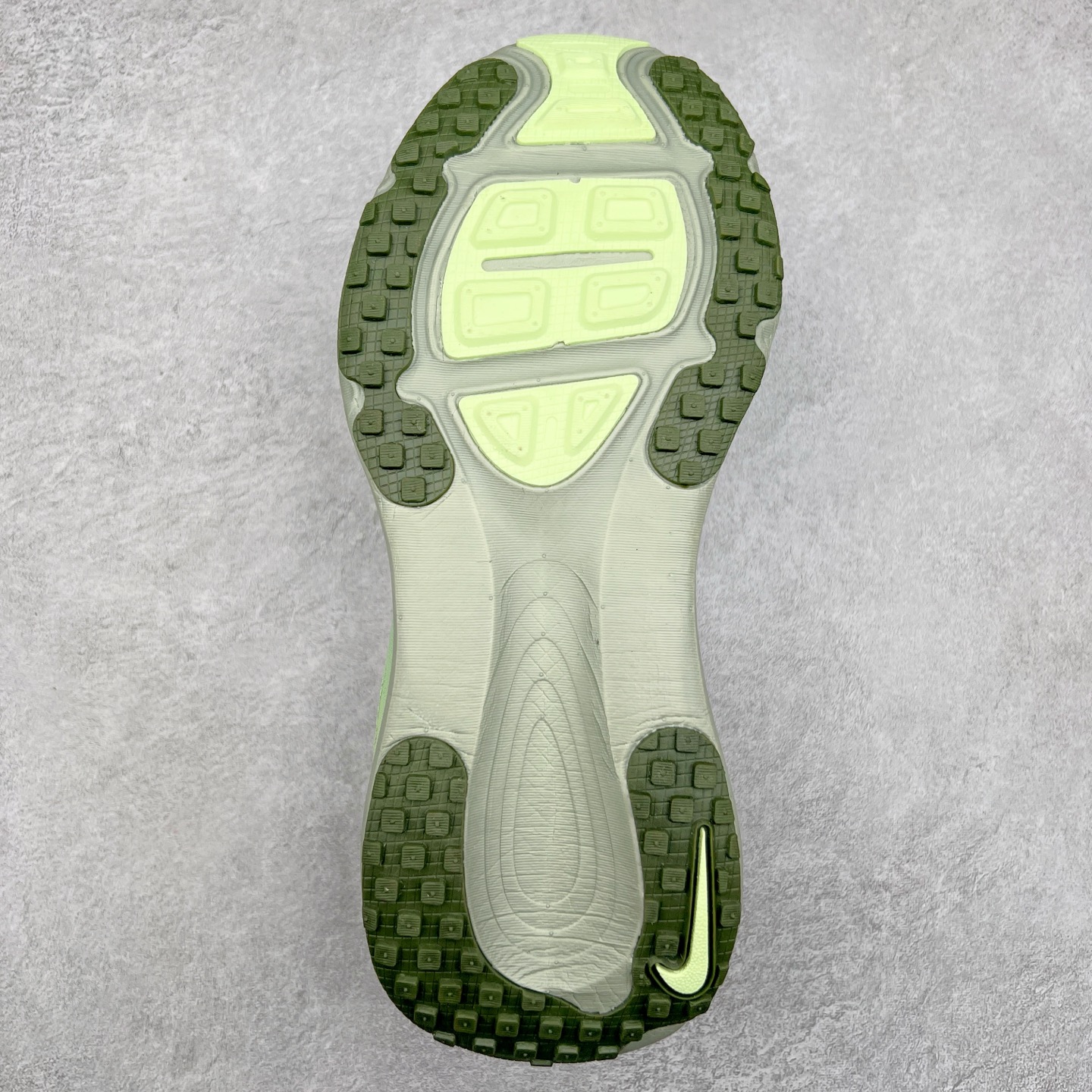 图片[9]-NK Air Zoom Vomero 18 轻便舒适公路跑步鞋 HM6804 质感柔软 弹力充沛 助力一路畅跑 乐享不停 厚实泡绵缔造舒适的回弹效果 铸就出色跑步表现 该鞋款轻盈透气 带你步入舒适新境界 疾速刺激感和非凡舒适脚感交织 定能让跑者在迈步间找到渴望已久的跑步乐趣 自如掌控跑步节奏、配速和里程 足底缓震配置赋予双足柔软舒适感受 助你一路畅跑 缓震设计 在双足触地时有助提供舒适脚感 搭载性能出众的 ZoomX 和 Cushlon 泡绵 营造柔软舒适脚感 助你稳稳迈步 基于跑者反馈 简化中底设计 带来出色舒适感 尺码：36 36.5 37.5 38 38.5 39 40 40.5 41 42 42.5 43 44 44.5 45-选品中心