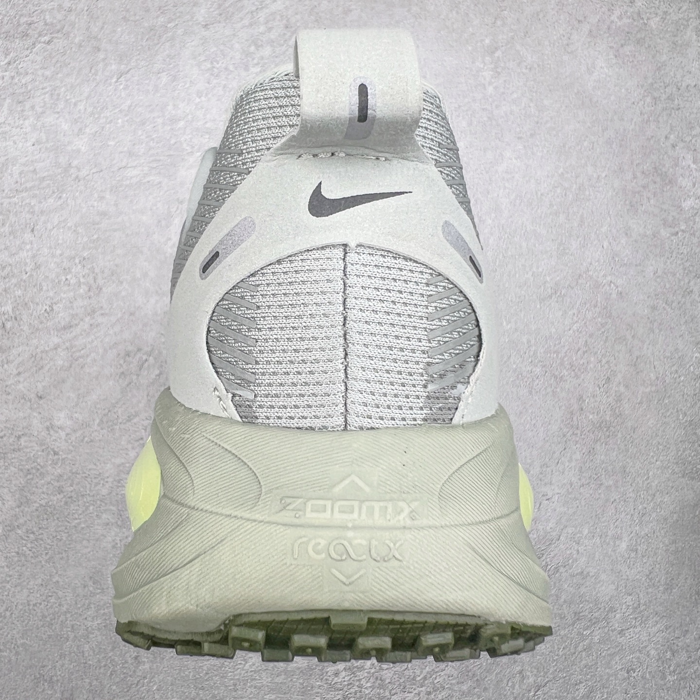 图片[8]-NK Air Zoom Vomero 18 轻便舒适公路跑步鞋 HM6804 质感柔软 弹力充沛 助力一路畅跑 乐享不停 厚实泡绵缔造舒适的回弹效果 铸就出色跑步表现 该鞋款轻盈透气 带你步入舒适新境界 疾速刺激感和非凡舒适脚感交织 定能让跑者在迈步间找到渴望已久的跑步乐趣 自如掌控跑步节奏、配速和里程 足底缓震配置赋予双足柔软舒适感受 助你一路畅跑 缓震设计 在双足触地时有助提供舒适脚感 搭载性能出众的 ZoomX 和 Cushlon 泡绵 营造柔软舒适脚感 助你稳稳迈步 基于跑者反馈 简化中底设计 带来出色舒适感 尺码：36 36.5 37.5 38 38.5 39 40 40.5 41 42 42.5 43 44 44.5 45-选品中心