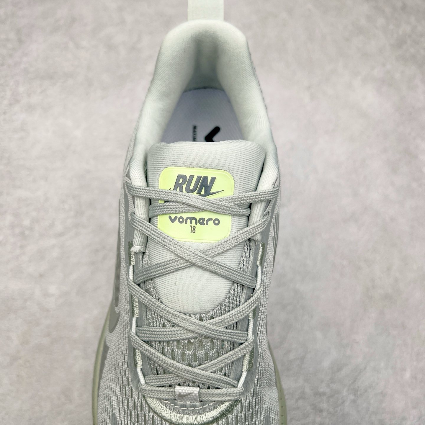 图片[5]-NK Air Zoom Vomero 18 轻便舒适公路跑步鞋 HM6804 质感柔软 弹力充沛 助力一路畅跑 乐享不停 厚实泡绵缔造舒适的回弹效果 铸就出色跑步表现 该鞋款轻盈透气 带你步入舒适新境界 疾速刺激感和非凡舒适脚感交织 定能让跑者在迈步间找到渴望已久的跑步乐趣 自如掌控跑步节奏、配速和里程 足底缓震配置赋予双足柔软舒适感受 助你一路畅跑 缓震设计 在双足触地时有助提供舒适脚感 搭载性能出众的 ZoomX 和 Cushlon 泡绵 营造柔软舒适脚感 助你稳稳迈步 基于跑者反馈 简化中底设计 带来出色舒适感 尺码：36 36.5 37.5 38 38.5 39 40 40.5 41 42 42.5 43 44 44.5 45-选品中心