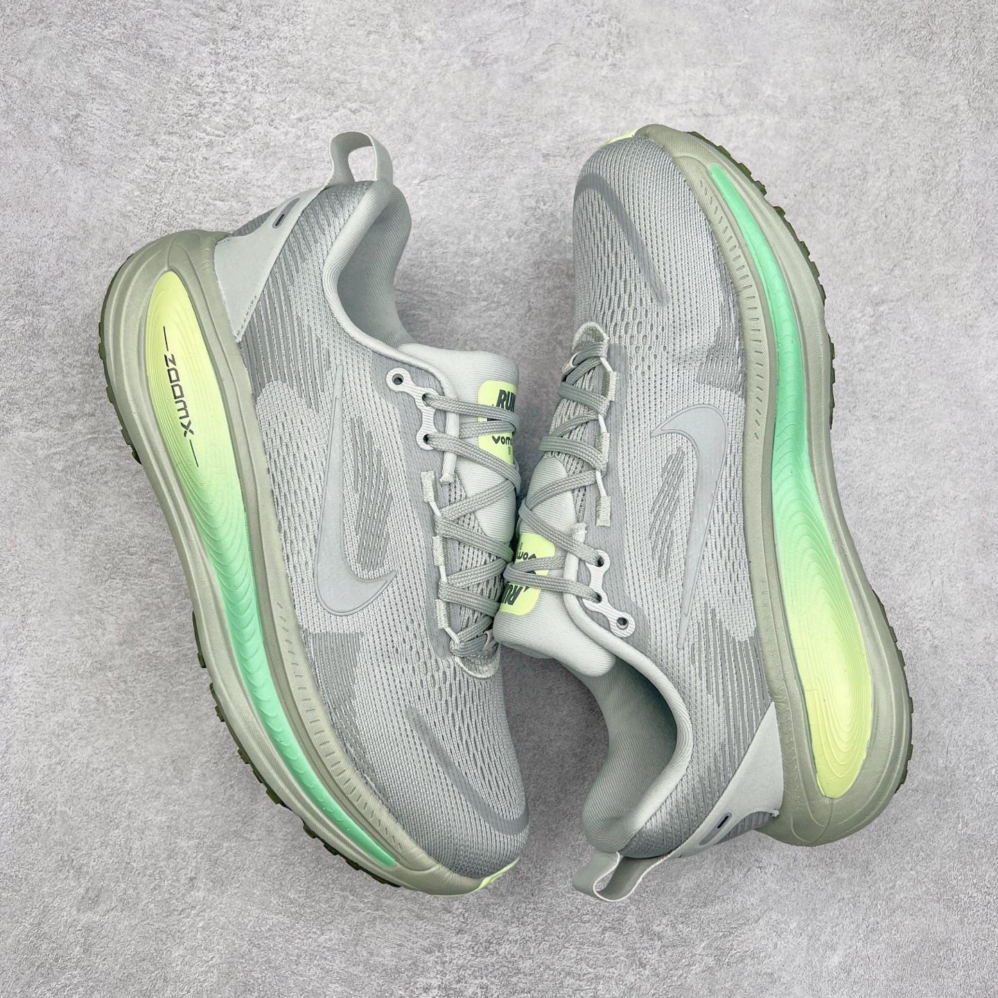 图片[3]-NK Air Zoom Vomero 18 轻便舒适公路跑步鞋 HM6804 质感柔软 弹力充沛 助力一路畅跑 乐享不停 厚实泡绵缔造舒适的回弹效果 铸就出色跑步表现 该鞋款轻盈透气 带你步入舒适新境界 疾速刺激感和非凡舒适脚感交织 定能让跑者在迈步间找到渴望已久的跑步乐趣 自如掌控跑步节奏、配速和里程 足底缓震配置赋予双足柔软舒适感受 助你一路畅跑 缓震设计 在双足触地时有助提供舒适脚感 搭载性能出众的 ZoomX 和 Cushlon 泡绵 营造柔软舒适脚感 助你稳稳迈步 基于跑者反馈 简化中底设计 带来出色舒适感 尺码：36 36.5 37.5 38 38.5 39 40 40.5 41 42 42.5 43 44 44.5 45-选品中心