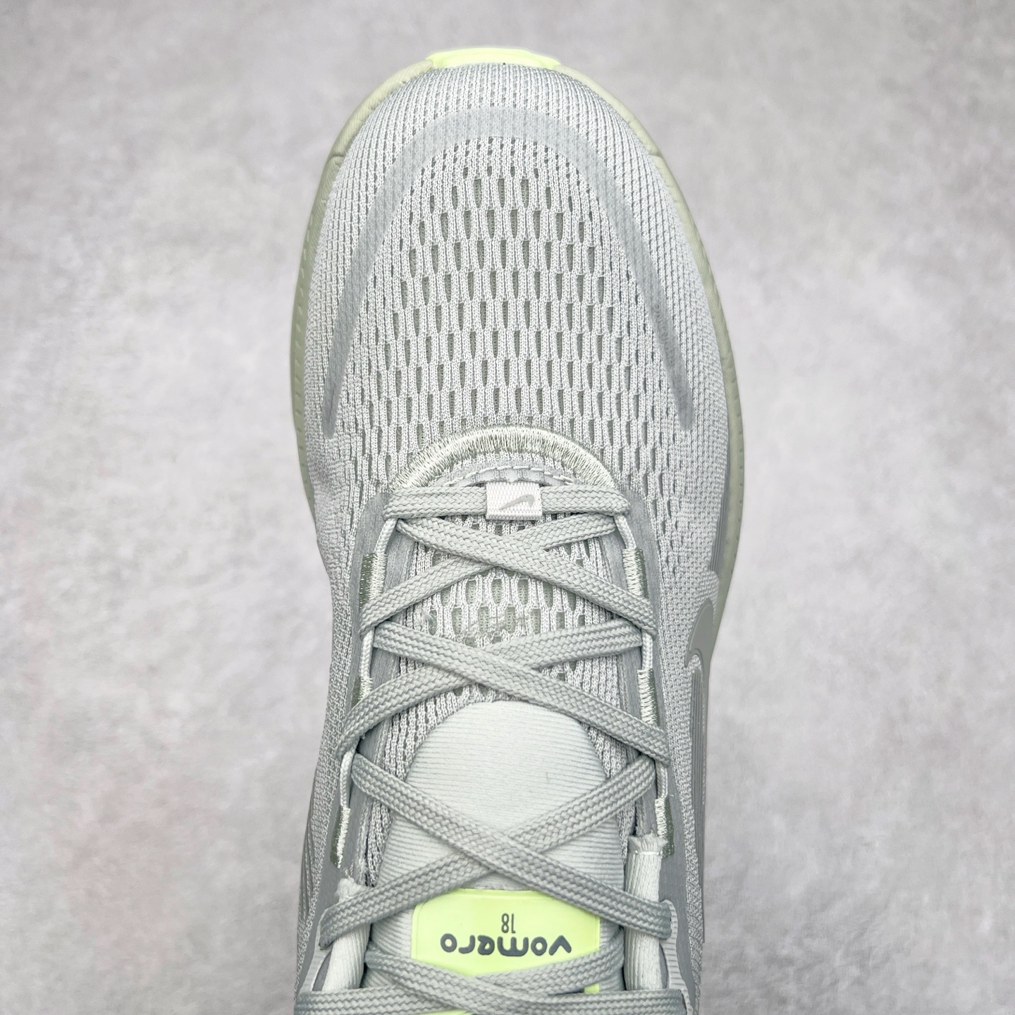 图片[4]-NK Air Zoom Vomero 18 轻便舒适公路跑步鞋 HM6804 质感柔软 弹力充沛 助力一路畅跑 乐享不停 厚实泡绵缔造舒适的回弹效果 铸就出色跑步表现 该鞋款轻盈透气 带你步入舒适新境界 疾速刺激感和非凡舒适脚感交织 定能让跑者在迈步间找到渴望已久的跑步乐趣 自如掌控跑步节奏、配速和里程 足底缓震配置赋予双足柔软舒适感受 助你一路畅跑 缓震设计 在双足触地时有助提供舒适脚感 搭载性能出众的 ZoomX 和 Cushlon 泡绵 营造柔软舒适脚感 助你稳稳迈步 基于跑者反馈 简化中底设计 带来出色舒适感 尺码：36 36.5 37.5 38 38.5 39 40 40.5 41 42 42.5 43 44 44.5 45-选品中心