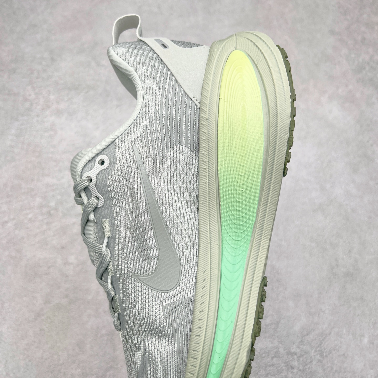 图片[7]-NK Air Zoom Vomero 18 轻便舒适公路跑步鞋 HM6804 质感柔软 弹力充沛 助力一路畅跑 乐享不停 厚实泡绵缔造舒适的回弹效果 铸就出色跑步表现 该鞋款轻盈透气 带你步入舒适新境界 疾速刺激感和非凡舒适脚感交织 定能让跑者在迈步间找到渴望已久的跑步乐趣 自如掌控跑步节奏、配速和里程 足底缓震配置赋予双足柔软舒适感受 助你一路畅跑 缓震设计 在双足触地时有助提供舒适脚感 搭载性能出众的 ZoomX 和 Cushlon 泡绵 营造柔软舒适脚感 助你稳稳迈步 基于跑者反馈 简化中底设计 带来出色舒适感 尺码：36 36.5 37.5 38 38.5 39 40 40.5 41 42 42.5 43 44 44.5 45-选品中心