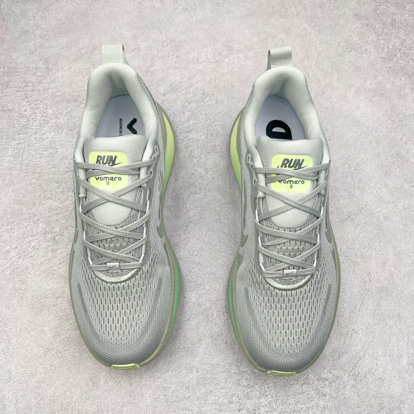 图片[2]-NK Air Zoom Vomero 18 轻便舒适公路跑步鞋 HM6804 质感柔软 弹力充沛 助力一路畅跑 乐享不停 厚实泡绵缔造舒适的回弹效果 铸就出色跑步表现 该鞋款轻盈透气 带你步入舒适新境界 疾速刺激感和非凡舒适脚感交织 定能让跑者在迈步间找到渴望已久的跑步乐趣 自如掌控跑步节奏、配速和里程 足底缓震配置赋予双足柔软舒适感受 助你一路畅跑 缓震设计 在双足触地时有助提供舒适脚感 搭载性能出众的 ZoomX 和 Cushlon 泡绵 营造柔软舒适脚感 助你稳稳迈步 基于跑者反馈 简化中底设计 带来出色舒适感 尺码：36 36.5 37.5 38 38.5 39 40 40.5 41 42 42.5 43 44 44.5 45-选品中心