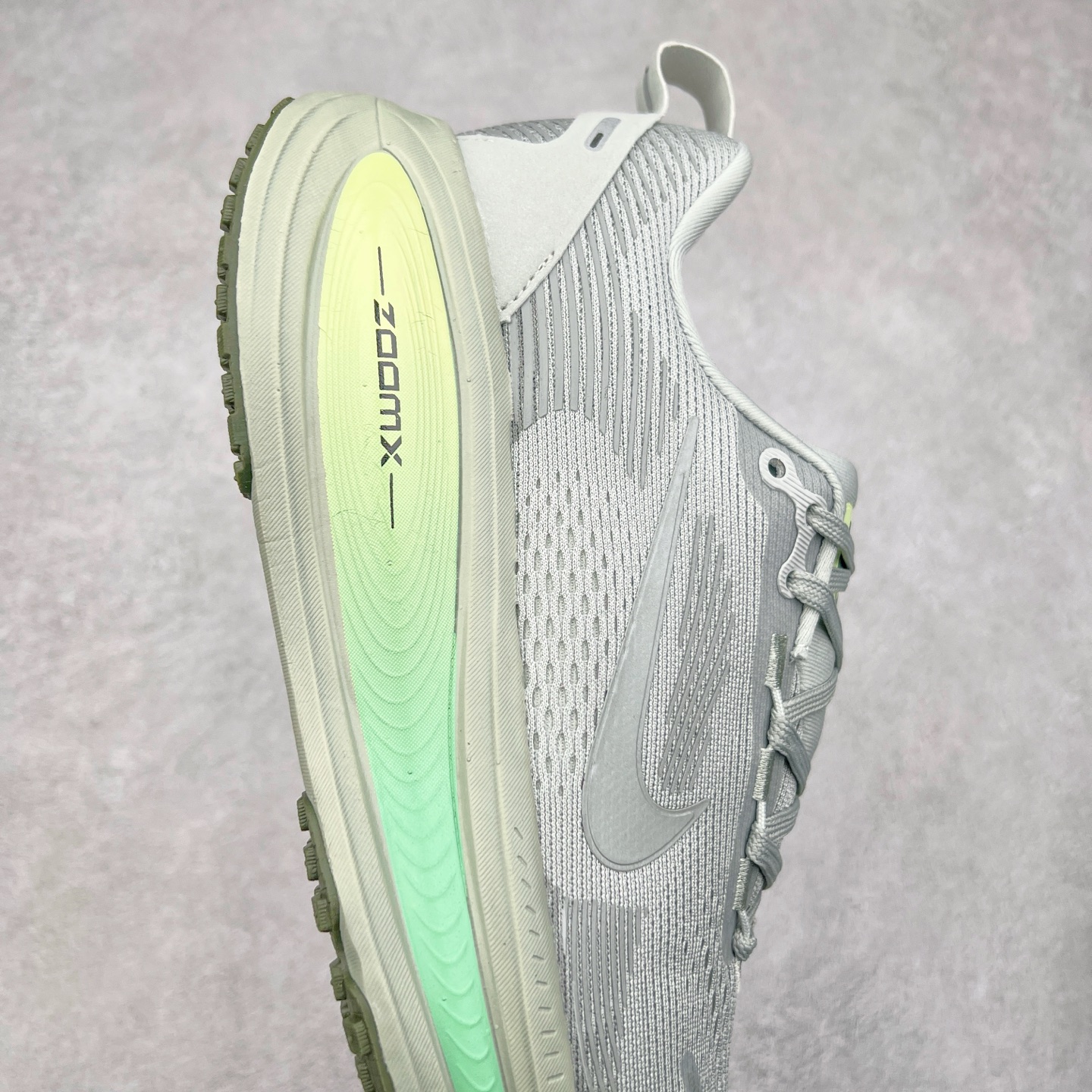 图片[6]-NK Air Zoom Vomero 18 轻便舒适公路跑步鞋 HM6804 质感柔软 弹力充沛 助力一路畅跑 乐享不停 厚实泡绵缔造舒适的回弹效果 铸就出色跑步表现 该鞋款轻盈透气 带你步入舒适新境界 疾速刺激感和非凡舒适脚感交织 定能让跑者在迈步间找到渴望已久的跑步乐趣 自如掌控跑步节奏、配速和里程 足底缓震配置赋予双足柔软舒适感受 助你一路畅跑 缓震设计 在双足触地时有助提供舒适脚感 搭载性能出众的 ZoomX 和 Cushlon 泡绵 营造柔软舒适脚感 助你稳稳迈步 基于跑者反馈 简化中底设计 带来出色舒适感 尺码：36 36.5 37.5 38 38.5 39 40 40.5 41 42 42.5 43 44 44.5 45-选品中心