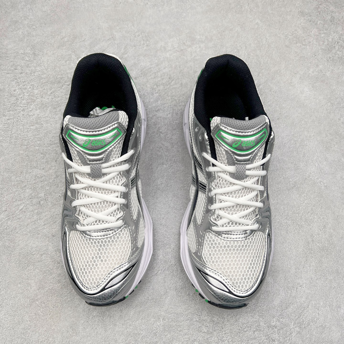 图片[2]-ASICS GEL-KAYANO 14 亚瑟士K14系列户外复古潮流百搭织物合成革缓震休闲跑步鞋 原装纸板楦头开发 独家私模五层组合大底 原厂定制缓震硅胶加持 原盒原配 官方四联吊牌 原装Ortholite轻量化鞋垫 设计师 Hidenori Yamashita 以「Flash」一词为灵感 创造出未来感金属色鞋面 改造升级内在性能 由内而外全面革新 为 GEL-KAYANO 家族传承及经典跑鞋文化的延续 创下里程碑式作品 K14跑鞋重新诠释了复古的跑步形状 并以其 2000 年代后期的美学理念重新铺装 银色与蓝色的鞋面极为高档 网面铺陈与鞋面、鞋头多处细节位增添了透气性 鞋后跟部中底上以及多密度耐磨鞋底增加了 GEL 缓震胶 提供高抗冲击性、缓冲性、可保护脚部免受地面冲击的影响 穿着舒适性十足 尺码：35.5 36 37 37.5 38 39 39.5 40.5 41.5 42 42.5 43.5 44 45-选品中心