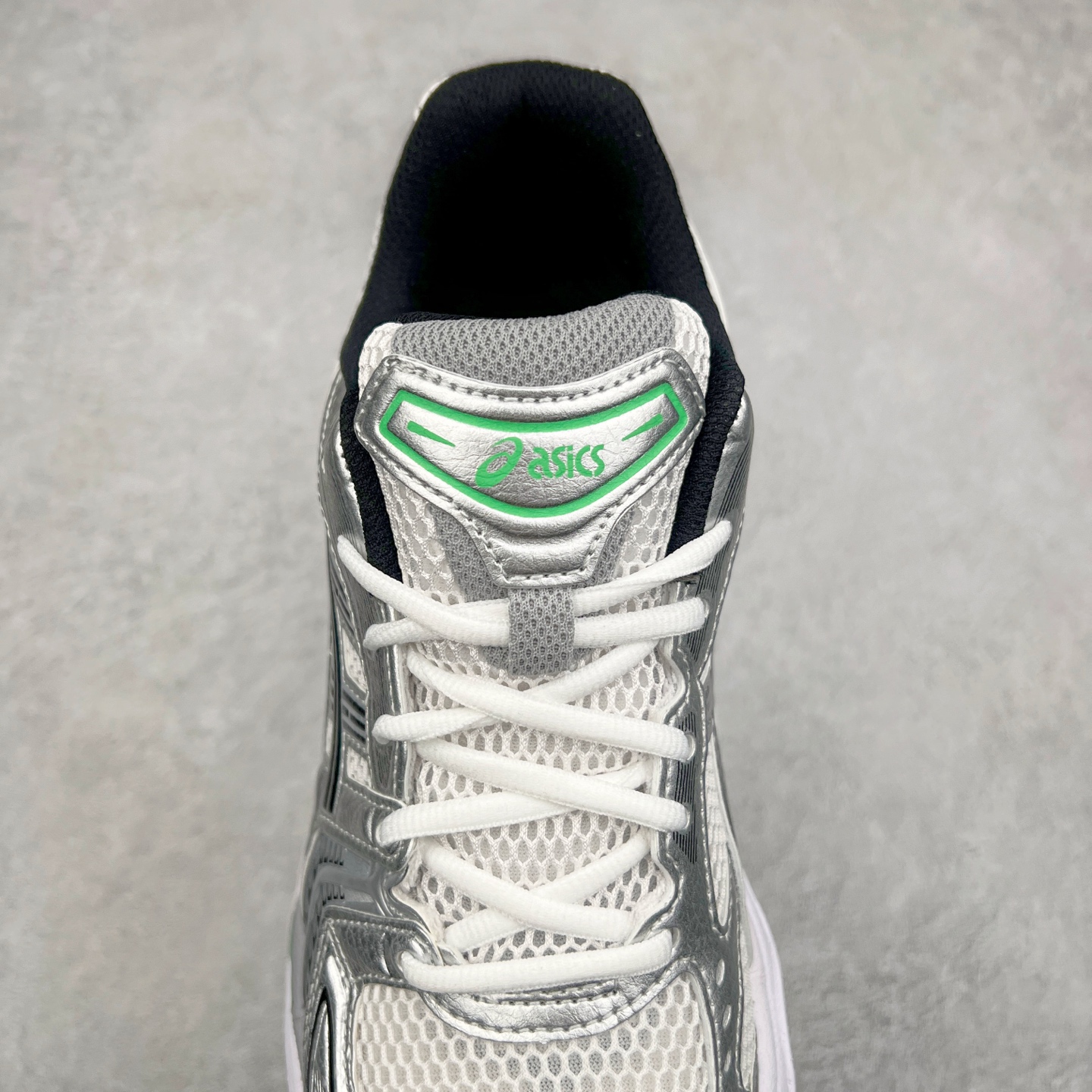 图片[5]-ASICS GEL-KAYANO 14 亚瑟士K14系列户外复古潮流百搭织物合成革缓震休闲跑步鞋 原装纸板楦头开发 独家私模五层组合大底 原厂定制缓震硅胶加持 原盒原配 官方四联吊牌 原装Ortholite轻量化鞋垫 设计师 Hidenori Yamashita 以「Flash」一词为灵感 创造出未来感金属色鞋面 改造升级内在性能 由内而外全面革新 为 GEL-KAYANO 家族传承及经典跑鞋文化的延续 创下里程碑式作品 K14跑鞋重新诠释了复古的跑步形状 并以其 2000 年代后期的美学理念重新铺装 银色与蓝色的鞋面极为高档 网面铺陈与鞋面、鞋头多处细节位增添了透气性 鞋后跟部中底上以及多密度耐磨鞋底增加了 GEL 缓震胶 提供高抗冲击性、缓冲性、可保护脚部免受地面冲击的影响 穿着舒适性十足 尺码：35.5 36 37 37.5 38 39 39.5 40.5 41.5 42 42.5 43.5 44 45-选品中心