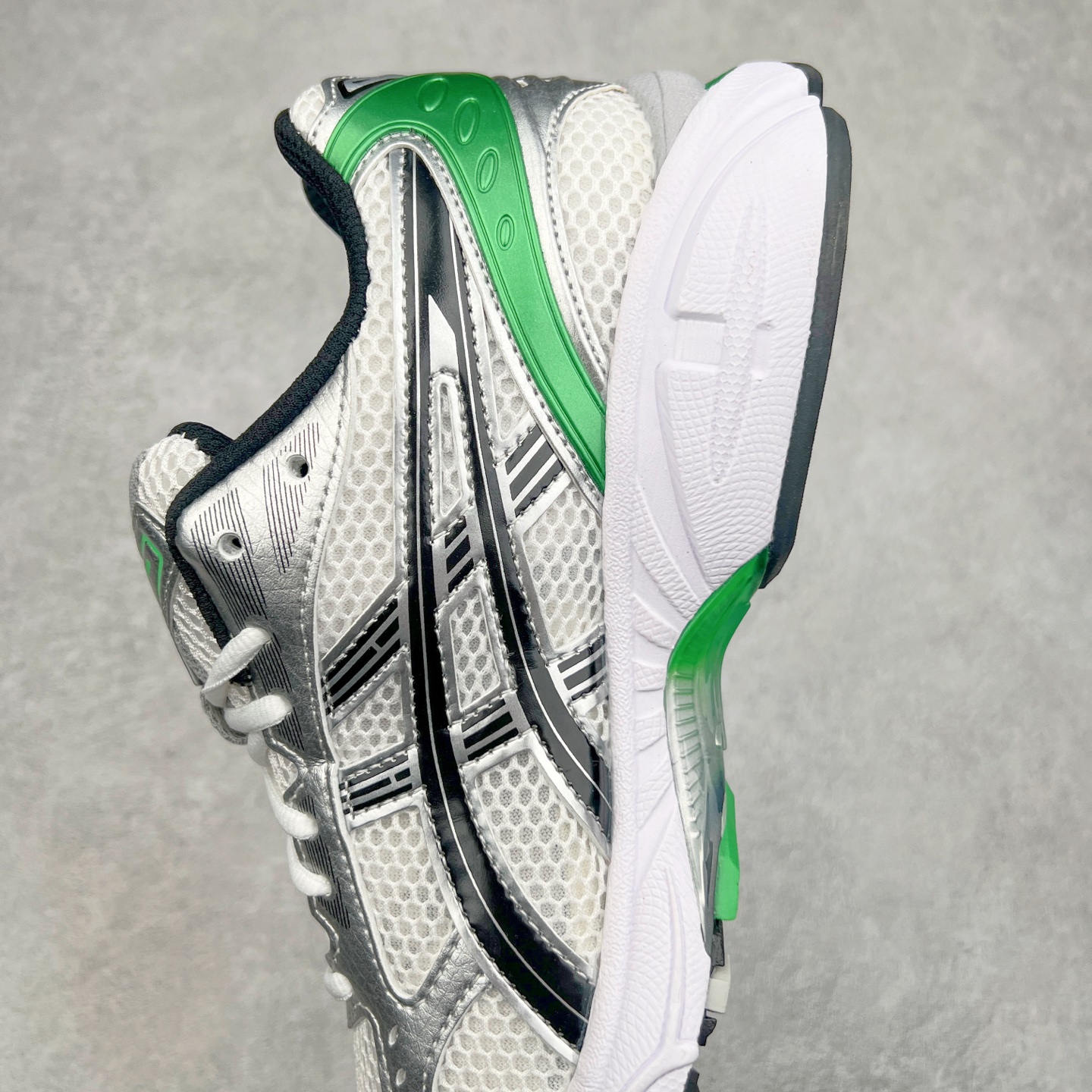 图片[7]-ASICS GEL-KAYANO 14 亚瑟士K14系列户外复古潮流百搭织物合成革缓震休闲跑步鞋 原装纸板楦头开发 独家私模五层组合大底 原厂定制缓震硅胶加持 原盒原配 官方四联吊牌 原装Ortholite轻量化鞋垫 设计师 Hidenori Yamashita 以「Flash」一词为灵感 创造出未来感金属色鞋面 改造升级内在性能 由内而外全面革新 为 GEL-KAYANO 家族传承及经典跑鞋文化的延续 创下里程碑式作品 K14跑鞋重新诠释了复古的跑步形状 并以其 2000 年代后期的美学理念重新铺装 银色与蓝色的鞋面极为高档 网面铺陈与鞋面、鞋头多处细节位增添了透气性 鞋后跟部中底上以及多密度耐磨鞋底增加了 GEL 缓震胶 提供高抗冲击性、缓冲性、可保护脚部免受地面冲击的影响 穿着舒适性十足 尺码：35.5 36 37 37.5 38 39 39.5 40.5 41.5 42 42.5 43.5 44 45-选品中心