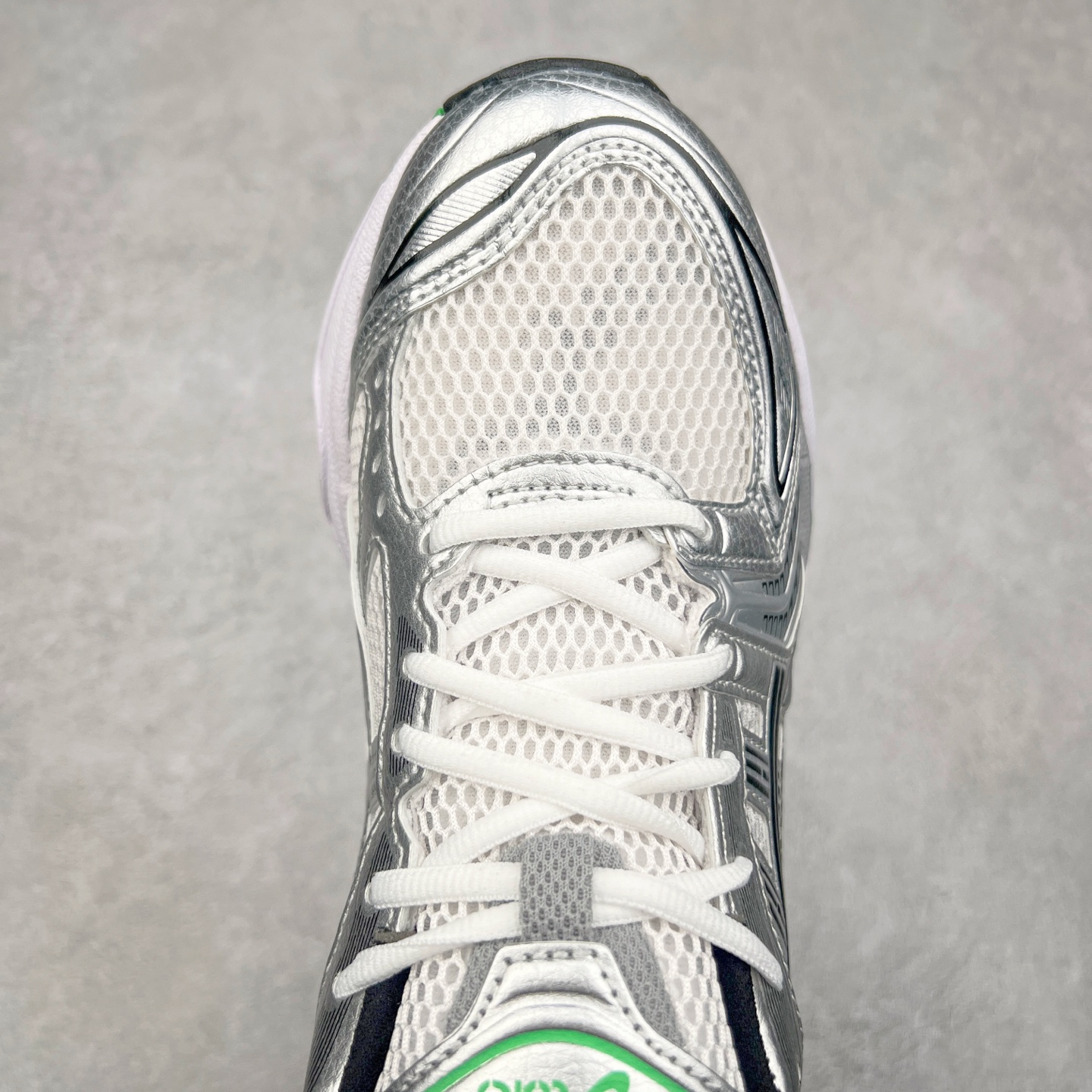 图片[4]-ASICS GEL-KAYANO 14 亚瑟士K14系列户外复古潮流百搭织物合成革缓震休闲跑步鞋 原装纸板楦头开发 独家私模五层组合大底 原厂定制缓震硅胶加持 原盒原配 官方四联吊牌 原装Ortholite轻量化鞋垫 设计师 Hidenori Yamashita 以「Flash」一词为灵感 创造出未来感金属色鞋面 改造升级内在性能 由内而外全面革新 为 GEL-KAYANO 家族传承及经典跑鞋文化的延续 创下里程碑式作品 K14跑鞋重新诠释了复古的跑步形状 并以其 2000 年代后期的美学理念重新铺装 银色与蓝色的鞋面极为高档 网面铺陈与鞋面、鞋头多处细节位增添了透气性 鞋后跟部中底上以及多密度耐磨鞋底增加了 GEL 缓震胶 提供高抗冲击性、缓冲性、可保护脚部免受地面冲击的影响 穿着舒适性十足 尺码：35.5 36 37 37.5 38 39 39.5 40.5 41.5 42 42.5 43.5 44 45-选品中心