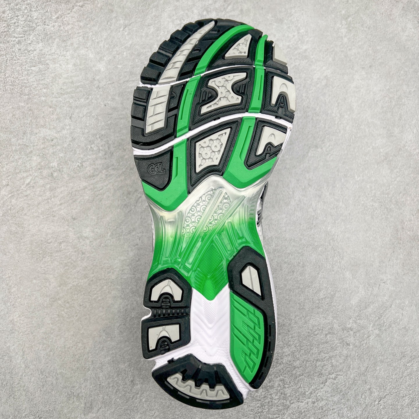 图片[9]-ASICS GEL-KAYANO 14 亚瑟士K14系列户外复古潮流百搭织物合成革缓震休闲跑步鞋 原装纸板楦头开发 独家私模五层组合大底 原厂定制缓震硅胶加持 原盒原配 官方四联吊牌 原装Ortholite轻量化鞋垫 设计师 Hidenori Yamashita 以「Flash」一词为灵感 创造出未来感金属色鞋面 改造升级内在性能 由内而外全面革新 为 GEL-KAYANO 家族传承及经典跑鞋文化的延续 创下里程碑式作品 K14跑鞋重新诠释了复古的跑步形状 并以其 2000 年代后期的美学理念重新铺装 银色与蓝色的鞋面极为高档 网面铺陈与鞋面、鞋头多处细节位增添了透气性 鞋后跟部中底上以及多密度耐磨鞋底增加了 GEL 缓震胶 提供高抗冲击性、缓冲性、可保护脚部免受地面冲击的影响 穿着舒适性十足 尺码：35.5 36 37 37.5 38 39 39.5 40.5 41.5 42 42.5 43.5 44 45-选品中心