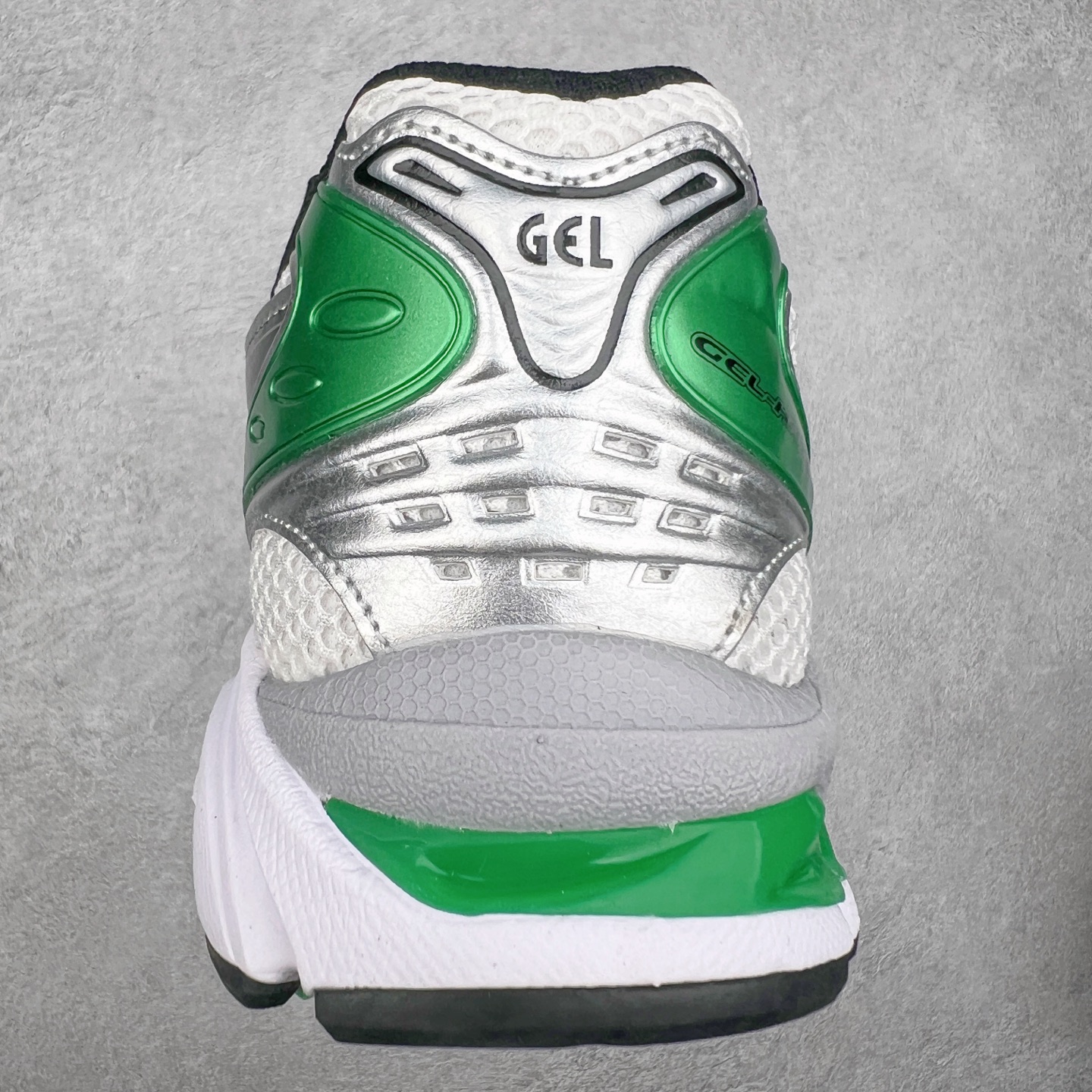 图片[8]-ASICS GEL-KAYANO 14 亚瑟士K14系列户外复古潮流百搭织物合成革缓震休闲跑步鞋 原装纸板楦头开发 独家私模五层组合大底 原厂定制缓震硅胶加持 原盒原配 官方四联吊牌 原装Ortholite轻量化鞋垫 设计师 Hidenori Yamashita 以「Flash」一词为灵感 创造出未来感金属色鞋面 改造升级内在性能 由内而外全面革新 为 GEL-KAYANO 家族传承及经典跑鞋文化的延续 创下里程碑式作品 K14跑鞋重新诠释了复古的跑步形状 并以其 2000 年代后期的美学理念重新铺装 银色与蓝色的鞋面极为高档 网面铺陈与鞋面、鞋头多处细节位增添了透气性 鞋后跟部中底上以及多密度耐磨鞋底增加了 GEL 缓震胶 提供高抗冲击性、缓冲性、可保护脚部免受地面冲击的影响 穿着舒适性十足 尺码：35.5 36 37 37.5 38 39 39.5 40.5 41.5 42 42.5 43.5 44 45-选品中心