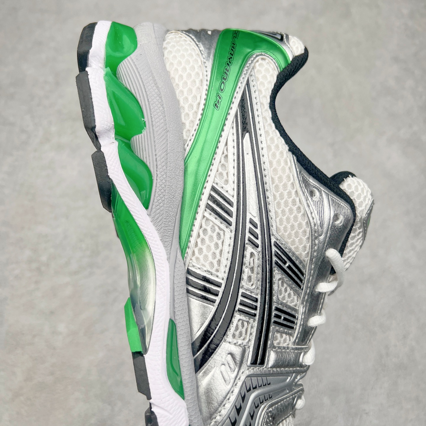图片[6]-ASICS GEL-KAYANO 14 亚瑟士K14系列户外复古潮流百搭织物合成革缓震休闲跑步鞋 原装纸板楦头开发 独家私模五层组合大底 原厂定制缓震硅胶加持 原盒原配 官方四联吊牌 原装Ortholite轻量化鞋垫 设计师 Hidenori Yamashita 以「Flash」一词为灵感 创造出未来感金属色鞋面 改造升级内在性能 由内而外全面革新 为 GEL-KAYANO 家族传承及经典跑鞋文化的延续 创下里程碑式作品 K14跑鞋重新诠释了复古的跑步形状 并以其 2000 年代后期的美学理念重新铺装 银色与蓝色的鞋面极为高档 网面铺陈与鞋面、鞋头多处细节位增添了透气性 鞋后跟部中底上以及多密度耐磨鞋底增加了 GEL 缓震胶 提供高抗冲击性、缓冲性、可保护脚部免受地面冲击的影响 穿着舒适性十足 尺码：35.5 36 37 37.5 38 39 39.5 40.5 41.5 42 42.5 43.5 44 45-选品中心