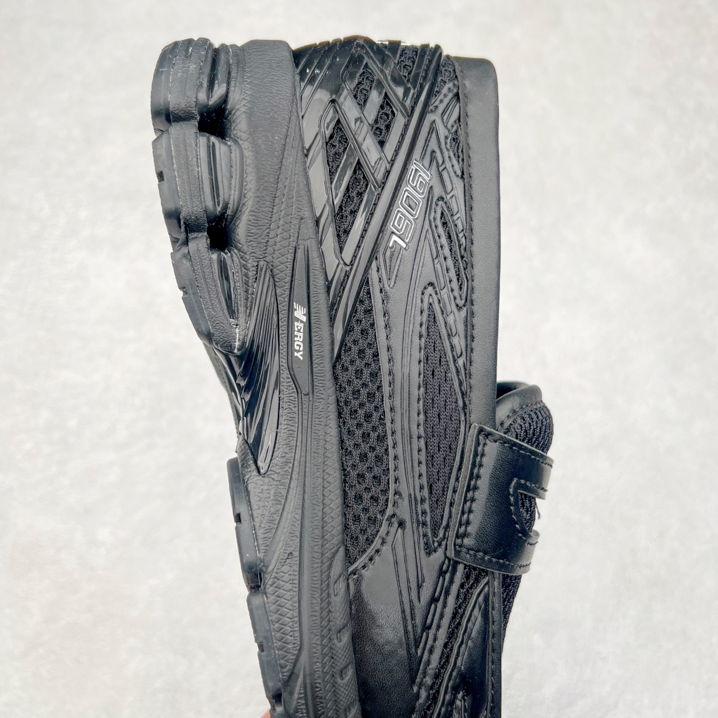 图片[6]-JUNYA WATANABE x New Balance NB 1906R 新百伦联名款舒适百搭防滑低帮生活休闲鞋乐福鞋 Junya Watanabe 和 New Balance 再次联手，推出了全新的合作款——1906 Loafer。这款跨越运动鞋与皮鞋界限的设计。设计将 New Balance 1906R 的技术与经典皮革便鞋的风格完美融合。厚实的鞋底与精致的漆皮鞋面，不仅保留了运动鞋的舒适感，还能轻松驾驭休闲与正式造型。一位国外鞋友对此鞋的评价颇具趣味：“这是开完重要会议后，立马开始 5K 长跑的理想鞋款。”-选品中心