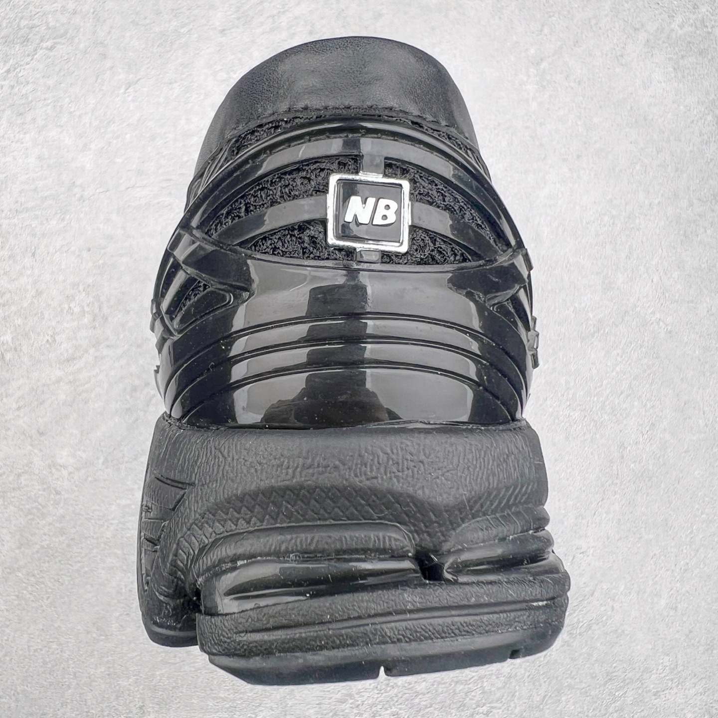 图片[8]-JUNYA WATANABE x New Balance NB 1906R 新百伦联名款舒适百搭防滑低帮生活休闲鞋乐福鞋 Junya Watanabe 和 New Balance 再次联手，推出了全新的合作款——1906 Loafer。这款跨越运动鞋与皮鞋界限的设计。设计将 New Balance 1906R 的技术与经典皮革便鞋的风格完美融合。厚实的鞋底与精致的漆皮鞋面，不仅保留了运动鞋的舒适感，还能轻松驾驭休闲与正式造型。一位国外鞋友对此鞋的评价颇具趣味：“这是开完重要会议后，立马开始 5K 长跑的理想鞋款。”-选品中心