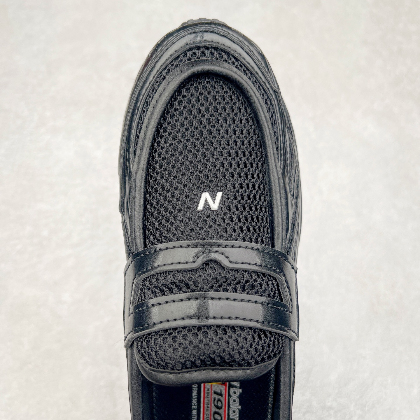 图片[4]-JUNYA WATANABE x New Balance NB 1906R 新百伦联名款舒适百搭防滑低帮生活休闲鞋乐福鞋 Junya Watanabe 和 New Balance 再次联手，推出了全新的合作款——1906 Loafer。这款跨越运动鞋与皮鞋界限的设计。设计将 New Balance 1906R 的技术与经典皮革便鞋的风格完美融合。厚实的鞋底与精致的漆皮鞋面，不仅保留了运动鞋的舒适感，还能轻松驾驭休闲与正式造型。一位国外鞋友对此鞋的评价颇具趣味：“这是开完重要会议后，立马开始 5K 长跑的理想鞋款。”-选品中心