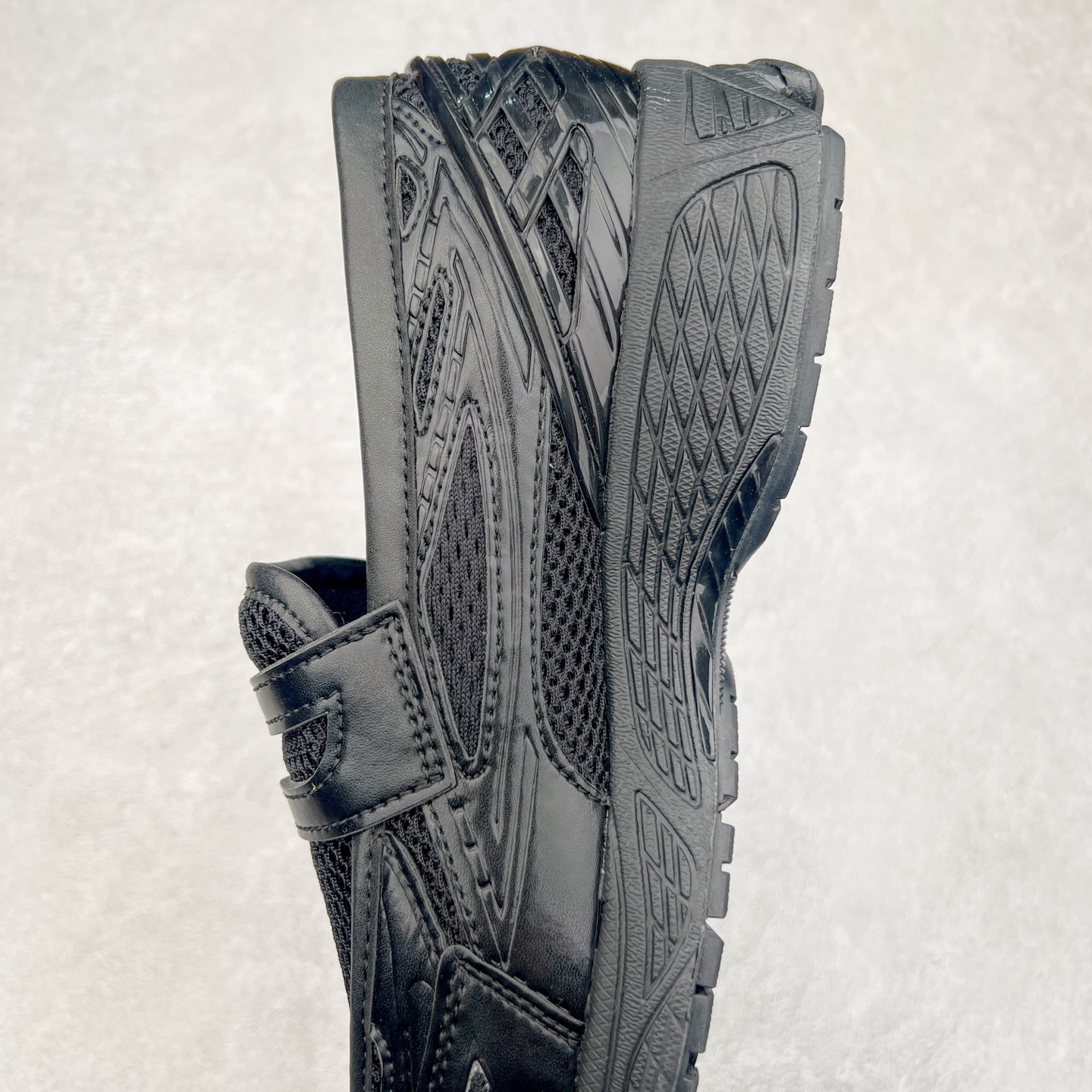 图片[7]-JUNYA WATANABE x New Balance NB 1906R 新百伦联名款舒适百搭防滑低帮生活休闲鞋乐福鞋 Junya Watanabe 和 New Balance 再次联手，推出了全新的合作款——1906 Loafer。这款跨越运动鞋与皮鞋界限的设计。设计将 New Balance 1906R 的技术与经典皮革便鞋的风格完美融合。厚实的鞋底与精致的漆皮鞋面，不仅保留了运动鞋的舒适感，还能轻松驾驭休闲与正式造型。一位国外鞋友对此鞋的评价颇具趣味：“这是开完重要会议后，立马开始 5K 长跑的理想鞋款。”-选品中心