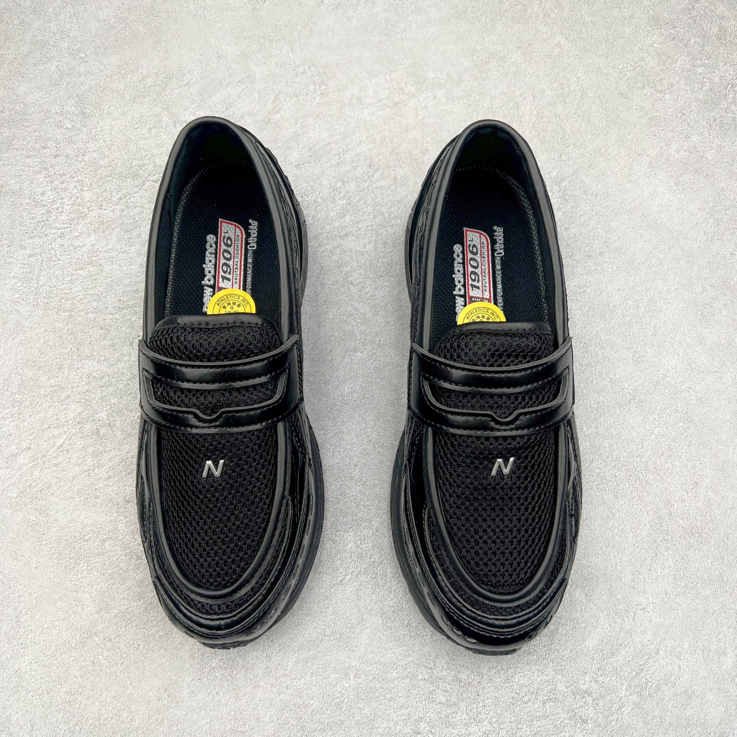 图片[2]-JUNYA WATANABE x New Balance NB 1906R 新百伦联名款舒适百搭防滑低帮生活休闲鞋乐福鞋 Junya Watanabe 和 New Balance 再次联手，推出了全新的合作款——1906 Loafer。这款跨越运动鞋与皮鞋界限的设计。设计将 New Balance 1906R 的技术与经典皮革便鞋的风格完美融合。厚实的鞋底与精致的漆皮鞋面，不仅保留了运动鞋的舒适感，还能轻松驾驭休闲与正式造型。一位国外鞋友对此鞋的评价颇具趣味：“这是开完重要会议后，立马开始 5K 长跑的理想鞋款。”-选品中心