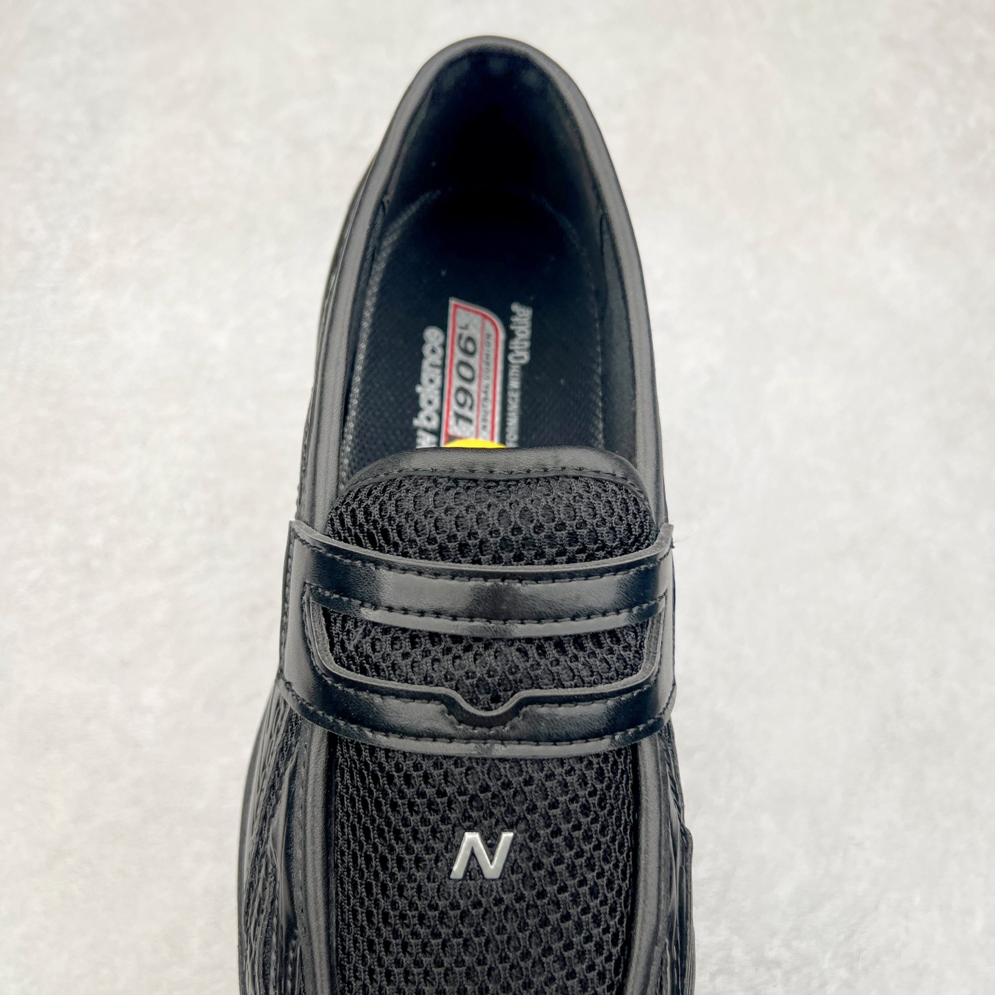 图片[5]-JUNYA WATANABE x New Balance NB 1906R 新百伦联名款舒适百搭防滑低帮生活休闲鞋乐福鞋 Junya Watanabe 和 New Balance 再次联手，推出了全新的合作款——1906 Loafer。这款跨越运动鞋与皮鞋界限的设计。设计将 New Balance 1906R 的技术与经典皮革便鞋的风格完美融合。厚实的鞋底与精致的漆皮鞋面，不仅保留了运动鞋的舒适感，还能轻松驾驭休闲与正式造型。一位国外鞋友对此鞋的评价颇具趣味：“这是开完重要会议后，立马开始 5K 长跑的理想鞋款。”-选品中心