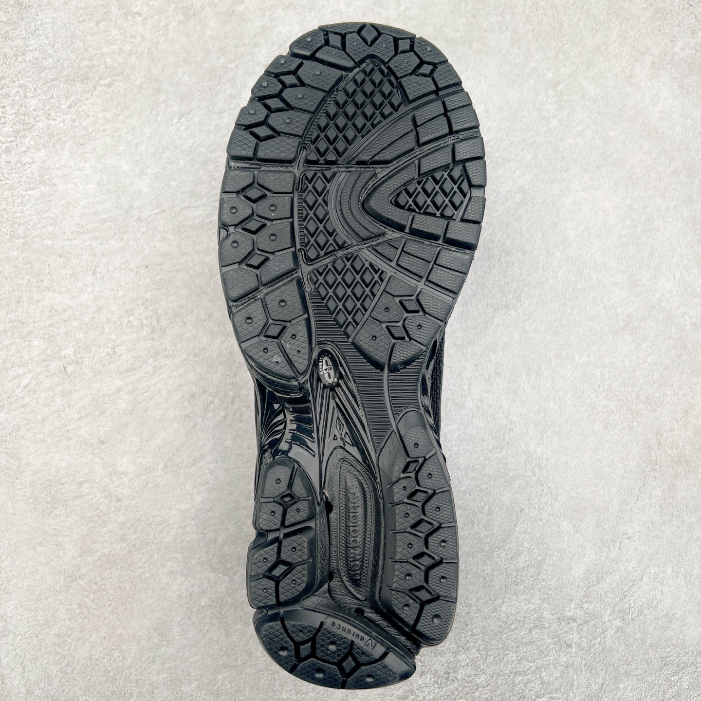 图片[9]-JUNYA WATANABE x New Balance NB 1906R 新百伦联名款舒适百搭防滑低帮生活休闲鞋乐福鞋 Junya Watanabe 和 New Balance 再次联手，推出了全新的合作款——1906 Loafer。这款跨越运动鞋与皮鞋界限的设计。设计将 New Balance 1906R 的技术与经典皮革便鞋的风格完美融合。厚实的鞋底与精致的漆皮鞋面，不仅保留了运动鞋的舒适感，还能轻松驾驭休闲与正式造型。一位国外鞋友对此鞋的评价颇具趣味：“这是开完重要会议后，立马开始 5K 长跑的理想鞋款。”-选品中心