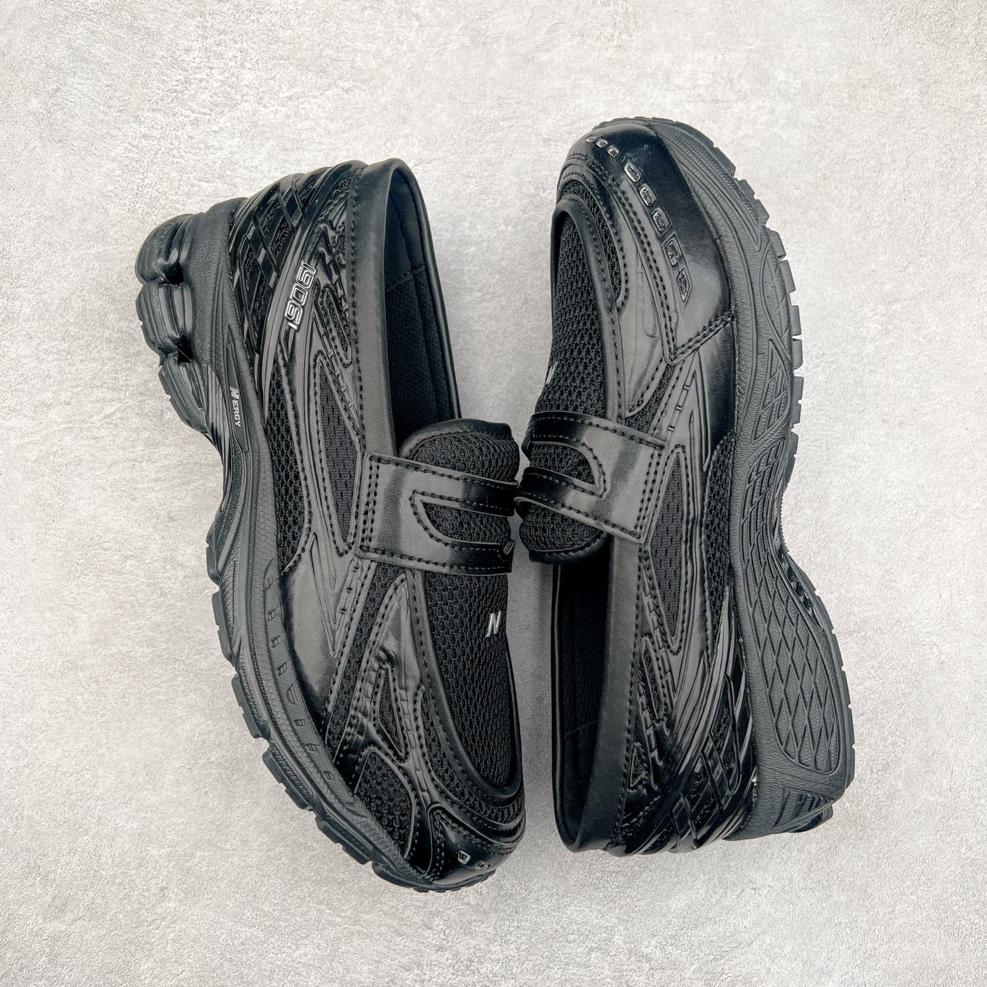 图片[3]-JUNYA WATANABE x New Balance NB 1906R 新百伦联名款舒适百搭防滑低帮生活休闲鞋乐福鞋 Junya Watanabe 和 New Balance 再次联手，推出了全新的合作款——1906 Loafer。这款跨越运动鞋与皮鞋界限的设计。设计将 New Balance 1906R 的技术与经典皮革便鞋的风格完美融合。厚实的鞋底与精致的漆皮鞋面，不仅保留了运动鞋的舒适感，还能轻松驾驭休闲与正式造型。一位国外鞋友对此鞋的评价颇具趣味：“这是开完重要会议后，立马开始 5K 长跑的理想鞋款。”-选品中心