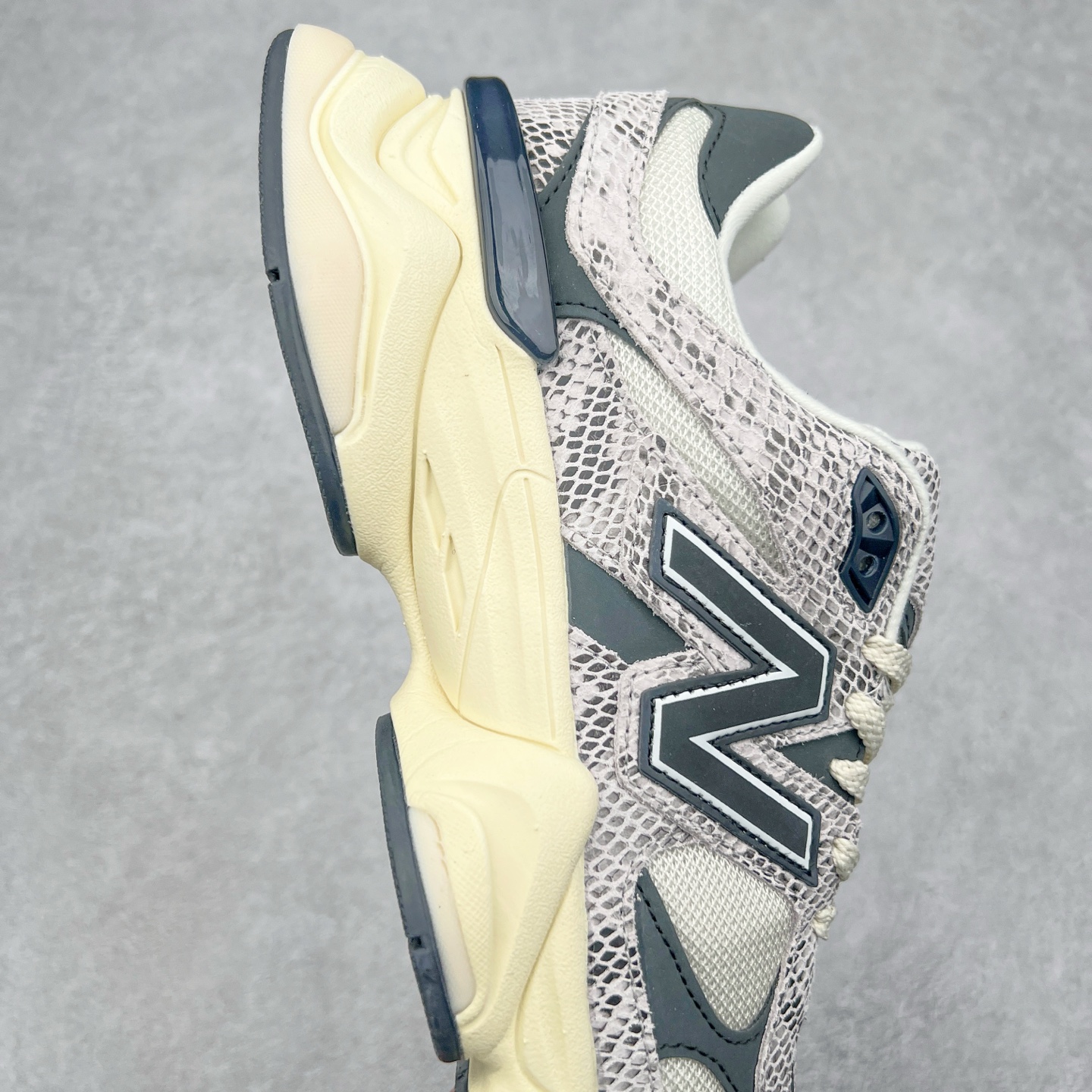 图片[6]-New Balance NB9060 复古运动鞋 新百伦又带来了新鞋型 并且是与芝加哥街头品牌 Joe Freshgoods 的联名款 鞋身主体采用了类似 990 系列的设计风格 与传统复古慢跑鞋区别不大 最大的变化就是鞋底部分 在传统设计的中底外层 增加了多个分区的模块 圆润的线条设计与我们熟悉的 New Balance 风格截然不同 但与同样充满弧形线条的鞋面搭配 看起来毫无违和感 尺码：36-45-选品中心