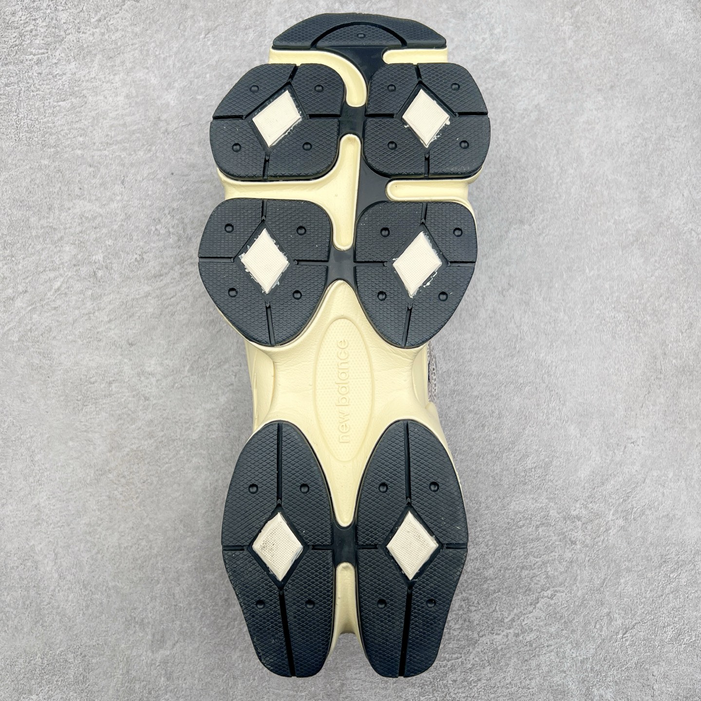 图片[9]-New Balance NB9060 复古运动鞋 新百伦又带来了新鞋型 并且是与芝加哥街头品牌 Joe Freshgoods 的联名款 鞋身主体采用了类似 990 系列的设计风格 与传统复古慢跑鞋区别不大 最大的变化就是鞋底部分 在传统设计的中底外层 增加了多个分区的模块 圆润的线条设计与我们熟悉的 New Balance 风格截然不同 但与同样充满弧形线条的鞋面搭配 看起来毫无违和感 尺码：36-45-选品中心