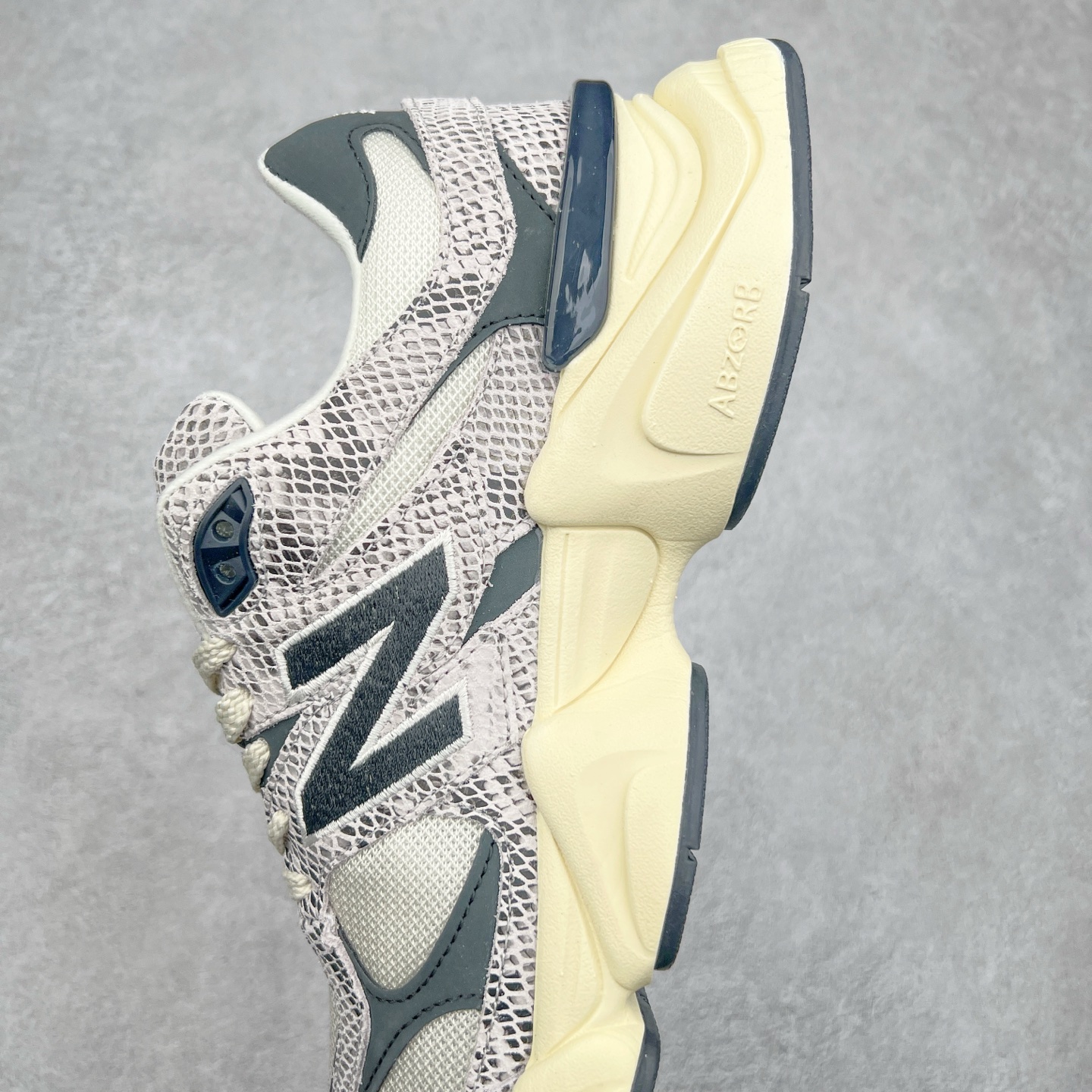 图片[7]-New Balance NB9060 复古运动鞋 新百伦又带来了新鞋型 并且是与芝加哥街头品牌 Joe Freshgoods 的联名款 鞋身主体采用了类似 990 系列的设计风格 与传统复古慢跑鞋区别不大 最大的变化就是鞋底部分 在传统设计的中底外层 增加了多个分区的模块 圆润的线条设计与我们熟悉的 New Balance 风格截然不同 但与同样充满弧形线条的鞋面搭配 看起来毫无违和感 尺码：36-45-选品中心