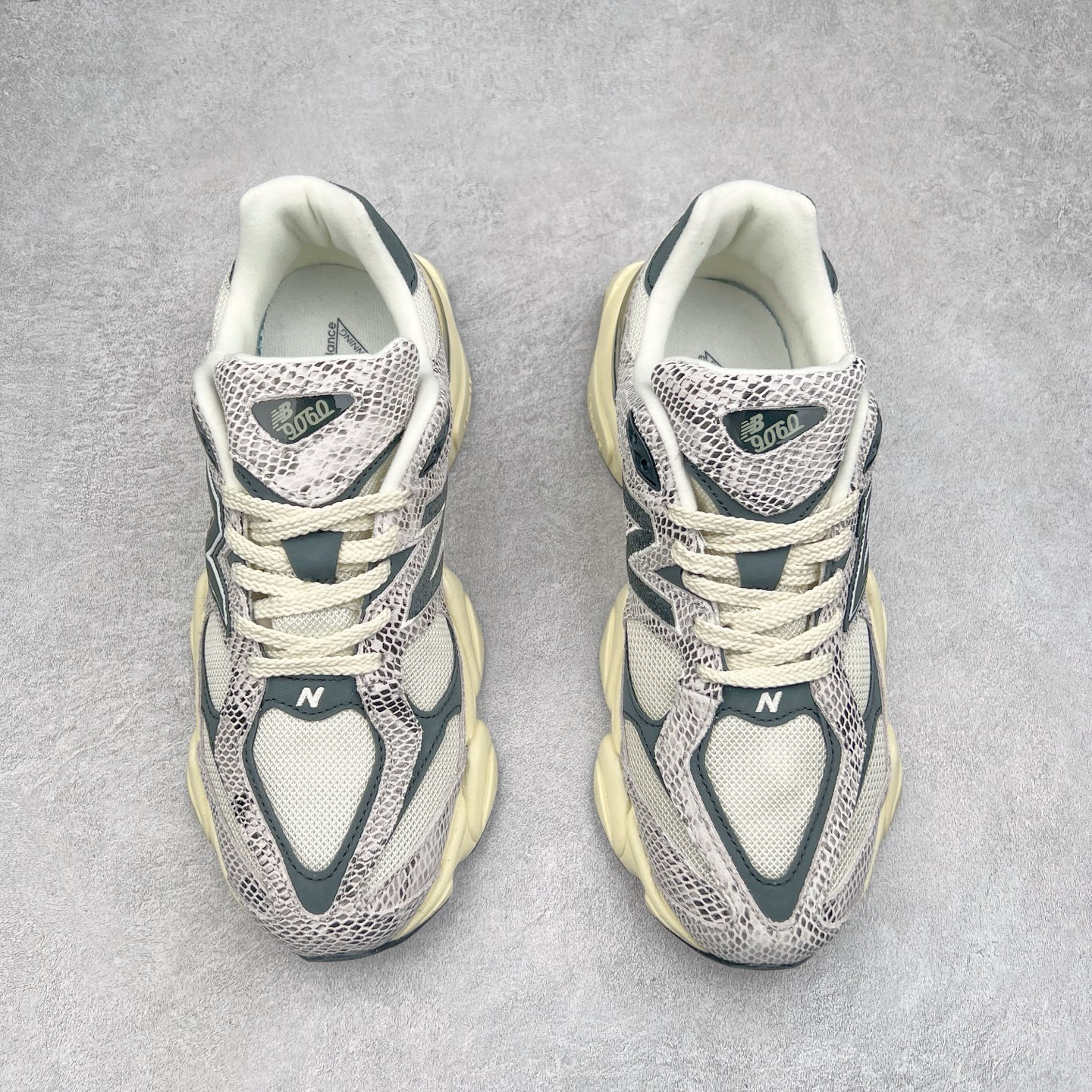 图片[2]-New Balance NB9060 复古运动鞋 新百伦又带来了新鞋型 并且是与芝加哥街头品牌 Joe Freshgoods 的联名款 鞋身主体采用了类似 990 系列的设计风格 与传统复古慢跑鞋区别不大 最大的变化就是鞋底部分 在传统设计的中底外层 增加了多个分区的模块 圆润的线条设计与我们熟悉的 New Balance 风格截然不同 但与同样充满弧形线条的鞋面搭配 看起来毫无违和感 尺码：36-45-选品中心