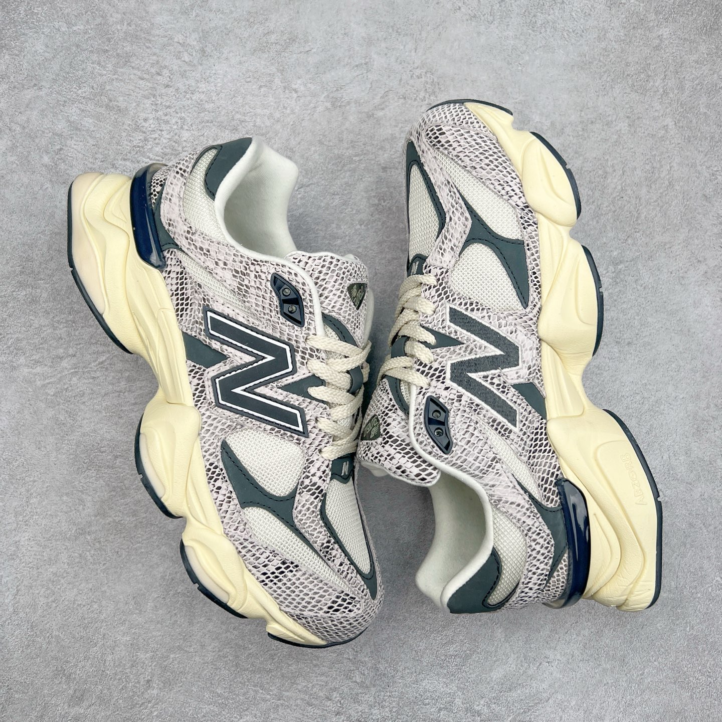 图片[3]-New Balance NB9060 复古运动鞋 新百伦又带来了新鞋型 并且是与芝加哥街头品牌 Joe Freshgoods 的联名款 鞋身主体采用了类似 990 系列的设计风格 与传统复古慢跑鞋区别不大 最大的变化就是鞋底部分 在传统设计的中底外层 增加了多个分区的模块 圆润的线条设计与我们熟悉的 New Balance 风格截然不同 但与同样充满弧形线条的鞋面搭配 看起来毫无违和感 尺码：36-45-选品中心