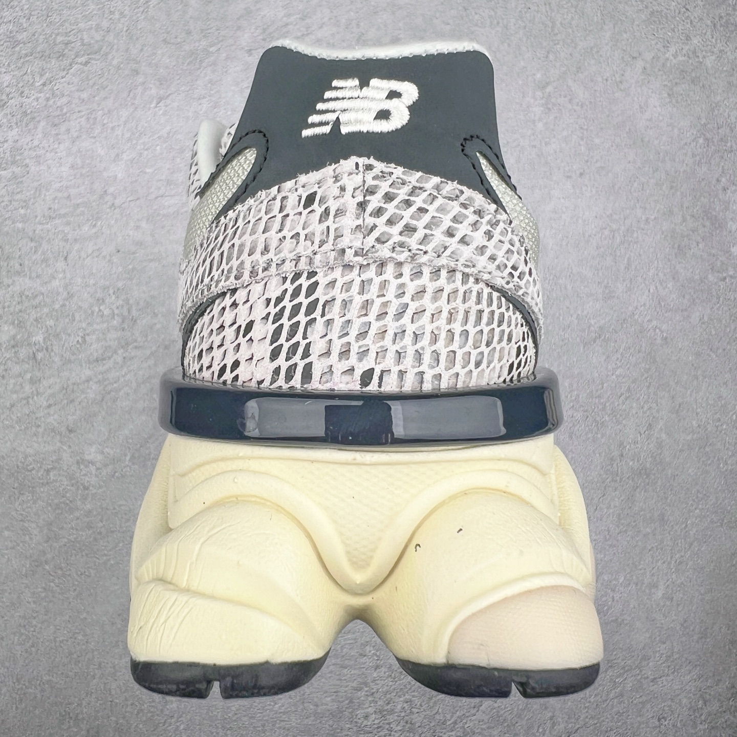 图片[8]-New Balance NB9060 复古运动鞋 新百伦又带来了新鞋型 并且是与芝加哥街头品牌 Joe Freshgoods 的联名款 鞋身主体采用了类似 990 系列的设计风格 与传统复古慢跑鞋区别不大 最大的变化就是鞋底部分 在传统设计的中底外层 增加了多个分区的模块 圆润的线条设计与我们熟悉的 New Balance 风格截然不同 但与同样充满弧形线条的鞋面搭配 看起来毫无违和感 尺码：36-45-选品中心