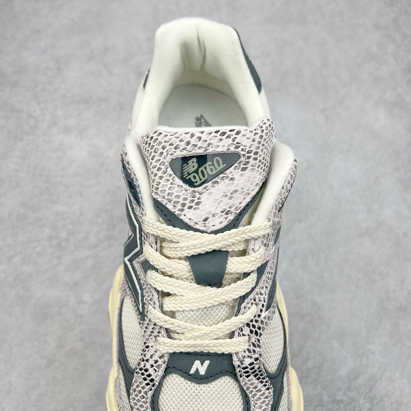 图片[5]-New Balance NB9060 复古运动鞋 新百伦又带来了新鞋型 并且是与芝加哥街头品牌 Joe Freshgoods 的联名款 鞋身主体采用了类似 990 系列的设计风格 与传统复古慢跑鞋区别不大 最大的变化就是鞋底部分 在传统设计的中底外层 增加了多个分区的模块 圆润的线条设计与我们熟悉的 New Balance 风格截然不同 但与同样充满弧形线条的鞋面搭配 看起来毫无违和感 尺码：36-45-选品中心