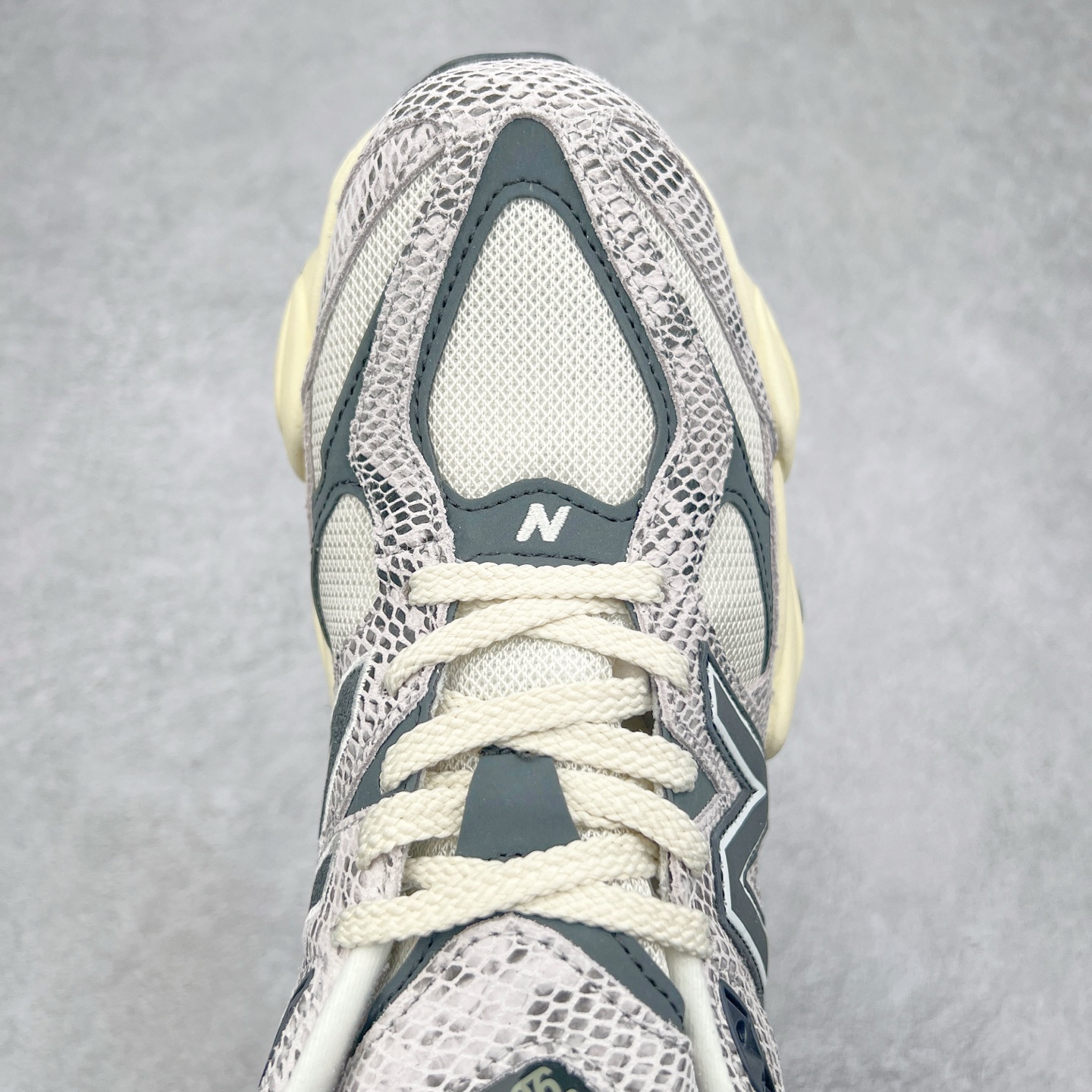 图片[4]-New Balance NB9060 复古运动鞋 新百伦又带来了新鞋型 并且是与芝加哥街头品牌 Joe Freshgoods 的联名款 鞋身主体采用了类似 990 系列的设计风格 与传统复古慢跑鞋区别不大 最大的变化就是鞋底部分 在传统设计的中底外层 增加了多个分区的模块 圆润的线条设计与我们熟悉的 New Balance 风格截然不同 但与同样充满弧形线条的鞋面搭配 看起来毫无违和感 尺码：36-45-选品中心