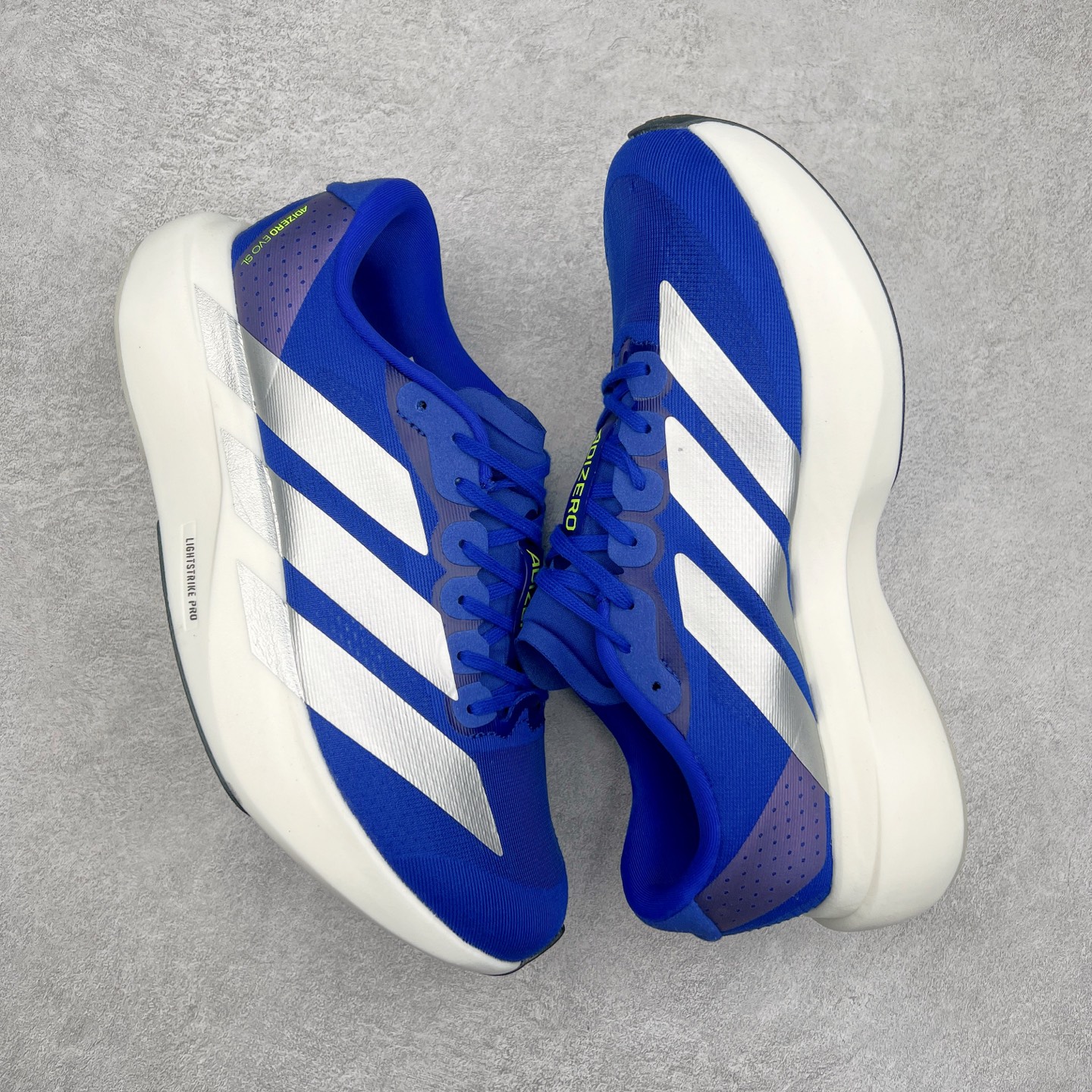 图片[3]-AD Adizero Eva SL M 零度进化版系列低帮轻便透气竞速休闲运动慢跑鞋 JR3414 相信大家对去年 adidas 横空出世的「顶级超跑」adiZero Adios Pro EVO 1 记忆犹新！不仅登顶阿迪史上最轻跑鞋宝座，更在接下来的全球马拉松赛事中，持续书写着惊人成绩，被网友戏称新一代「阿迪神鞋」全网刷屏！极简设计语言与强烈速度感和存在感的鞋侧三线，让人过目不忘，特别种草！其中定位于中长跑训练的 adidas Adizero Evo SL，整体外观造型与 adiZero Adios Pro EVO 1 非常相似。中底配置方面搭载全掌 Lightstrike Pro，鞋面采用透气网面示人，契合日常训练鞋的定位，更加耐用。外底给到了马牌橡胶，及类似上代竞速旗舰 adidas Adizero Adios Pro 3 区域分布。整体看下来无论是外观的鲜明辨识度，还是配置的扎实程度都很顶。尺码：36 36⅔ 37⅓ 38 38⅔ 39⅓ 40 40⅔ 41⅓ 42 42⅔ 43⅓ 44 45-选品中心