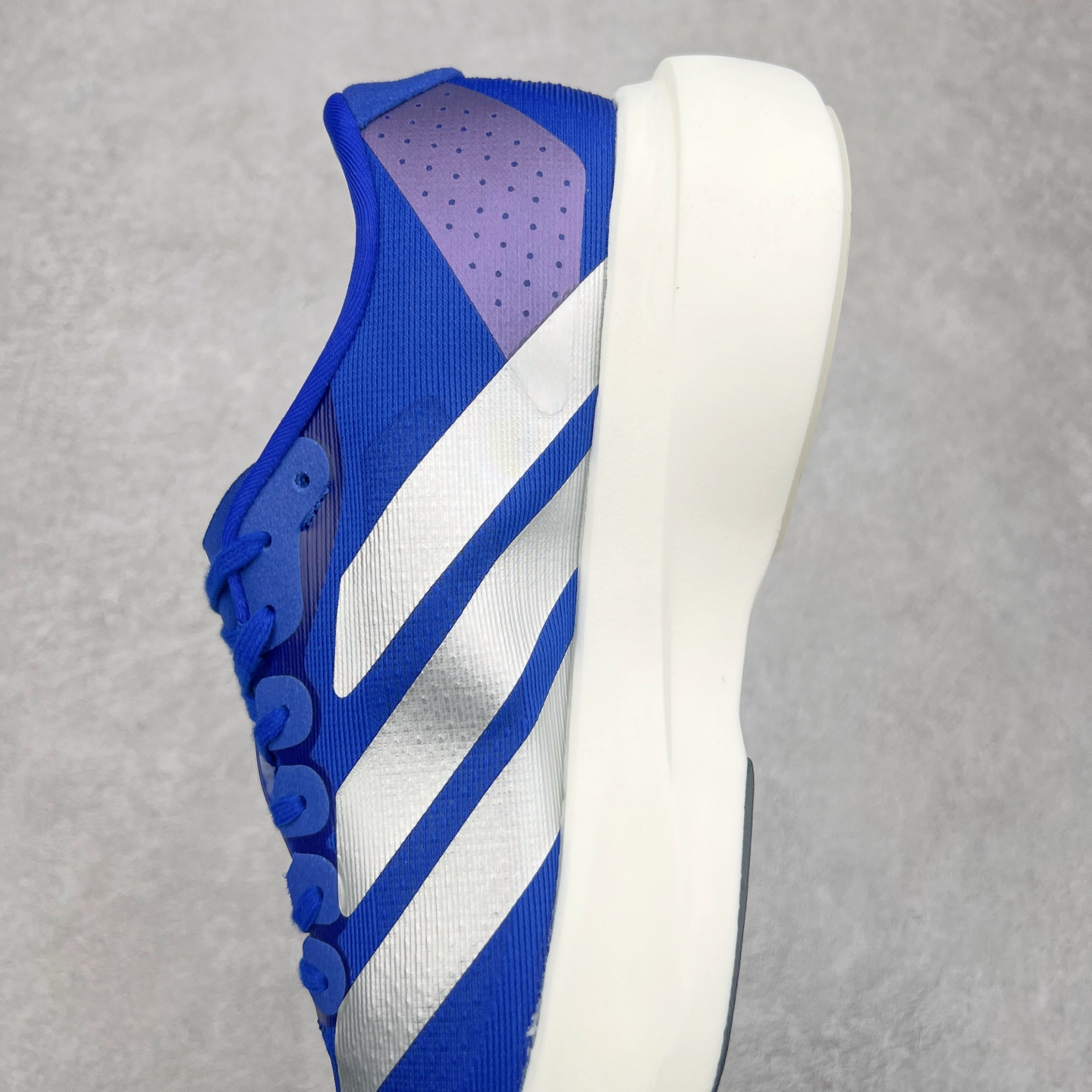 图片[7]-AD Adizero Eva SL M 零度进化版系列低帮轻便透气竞速休闲运动慢跑鞋 JR3414 相信大家对去年 adidas 横空出世的「顶级超跑」adiZero Adios Pro EVO 1 记忆犹新！不仅登顶阿迪史上最轻跑鞋宝座，更在接下来的全球马拉松赛事中，持续书写着惊人成绩，被网友戏称新一代「阿迪神鞋」全网刷屏！极简设计语言与强烈速度感和存在感的鞋侧三线，让人过目不忘，特别种草！其中定位于中长跑训练的 adidas Adizero Evo SL，整体外观造型与 adiZero Adios Pro EVO 1 非常相似。中底配置方面搭载全掌 Lightstrike Pro，鞋面采用透气网面示人，契合日常训练鞋的定位，更加耐用。外底给到了马牌橡胶，及类似上代竞速旗舰 adidas Adizero Adios Pro 3 区域分布。整体看下来无论是外观的鲜明辨识度，还是配置的扎实程度都很顶。尺码：36 36⅔ 37⅓ 38 38⅔ 39⅓ 40 40⅔ 41⅓ 42 42⅔ 43⅓ 44 45-选品中心