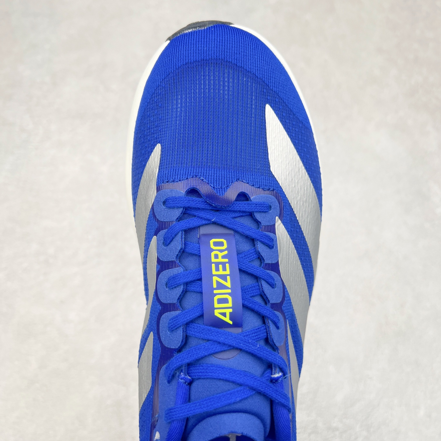 图片[4]-AD Adizero Eva SL M 零度进化版系列低帮轻便透气竞速休闲运动慢跑鞋 JR3414 相信大家对去年 adidas 横空出世的「顶级超跑」adiZero Adios Pro EVO 1 记忆犹新！不仅登顶阿迪史上最轻跑鞋宝座，更在接下来的全球马拉松赛事中，持续书写着惊人成绩，被网友戏称新一代「阿迪神鞋」全网刷屏！极简设计语言与强烈速度感和存在感的鞋侧三线，让人过目不忘，特别种草！其中定位于中长跑训练的 adidas Adizero Evo SL，整体外观造型与 adiZero Adios Pro EVO 1 非常相似。中底配置方面搭载全掌 Lightstrike Pro，鞋面采用透气网面示人，契合日常训练鞋的定位，更加耐用。外底给到了马牌橡胶，及类似上代竞速旗舰 adidas Adizero Adios Pro 3 区域分布。整体看下来无论是外观的鲜明辨识度，还是配置的扎实程度都很顶。尺码：36 36⅔ 37⅓ 38 38⅔ 39⅓ 40 40⅔ 41⅓ 42 42⅔ 43⅓ 44 45-选品中心