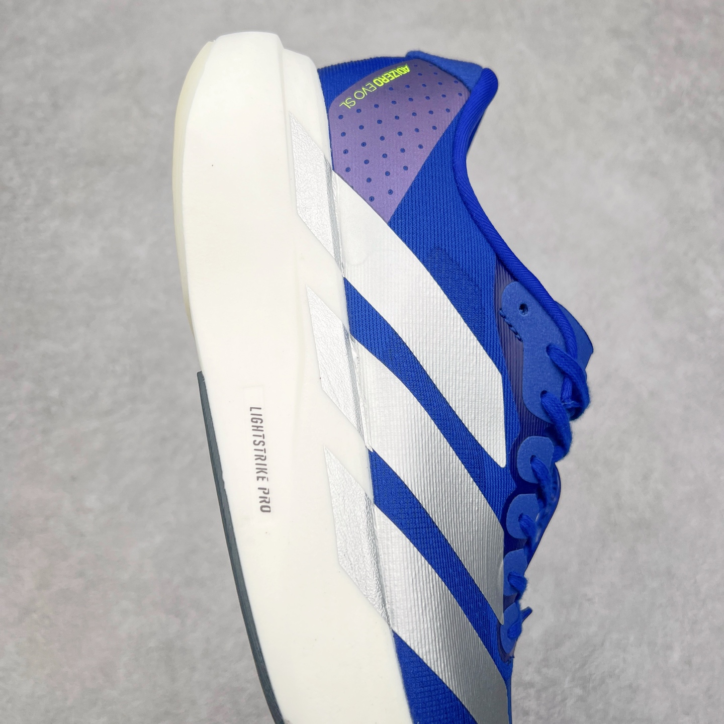 图片[6]-AD Adizero Eva SL M 零度进化版系列低帮轻便透气竞速休闲运动慢跑鞋 JR3414 相信大家对去年 adidas 横空出世的「顶级超跑」adiZero Adios Pro EVO 1 记忆犹新！不仅登顶阿迪史上最轻跑鞋宝座，更在接下来的全球马拉松赛事中，持续书写着惊人成绩，被网友戏称新一代「阿迪神鞋」全网刷屏！极简设计语言与强烈速度感和存在感的鞋侧三线，让人过目不忘，特别种草！其中定位于中长跑训练的 adidas Adizero Evo SL，整体外观造型与 adiZero Adios Pro EVO 1 非常相似。中底配置方面搭载全掌 Lightstrike Pro，鞋面采用透气网面示人，契合日常训练鞋的定位，更加耐用。外底给到了马牌橡胶，及类似上代竞速旗舰 adidas Adizero Adios Pro 3 区域分布。整体看下来无论是外观的鲜明辨识度，还是配置的扎实程度都很顶。尺码：36 36⅔ 37⅓ 38 38⅔ 39⅓ 40 40⅔ 41⅓ 42 42⅔ 43⅓ 44 45-选品中心