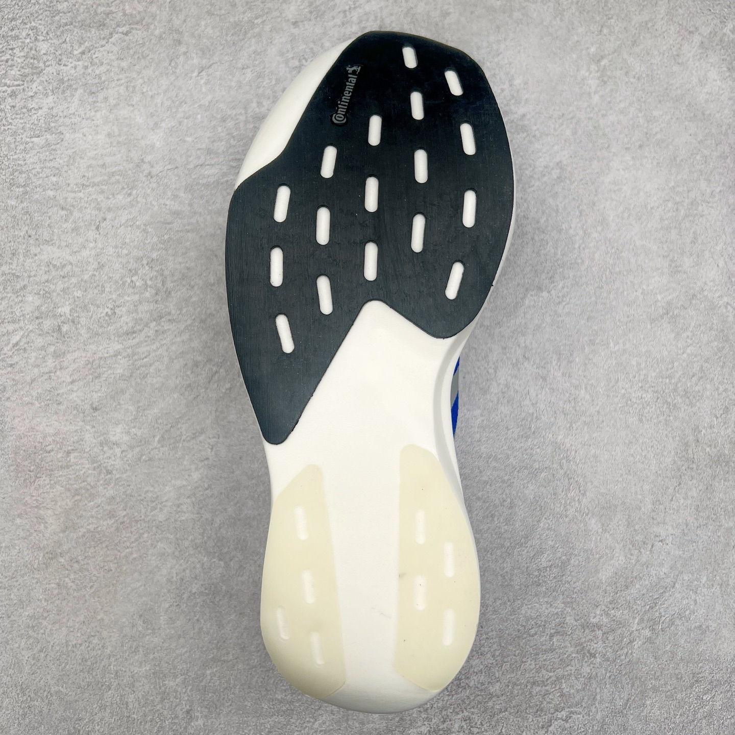 图片[9]-AD Adizero Eva SL M 零度进化版系列低帮轻便透气竞速休闲运动慢跑鞋 JR3414 相信大家对去年 adidas 横空出世的「顶级超跑」adiZero Adios Pro EVO 1 记忆犹新！不仅登顶阿迪史上最轻跑鞋宝座，更在接下来的全球马拉松赛事中，持续书写着惊人成绩，被网友戏称新一代「阿迪神鞋」全网刷屏！极简设计语言与强烈速度感和存在感的鞋侧三线，让人过目不忘，特别种草！其中定位于中长跑训练的 adidas Adizero Evo SL，整体外观造型与 adiZero Adios Pro EVO 1 非常相似。中底配置方面搭载全掌 Lightstrike Pro，鞋面采用透气网面示人，契合日常训练鞋的定位，更加耐用。外底给到了马牌橡胶，及类似上代竞速旗舰 adidas Adizero Adios Pro 3 区域分布。整体看下来无论是外观的鲜明辨识度，还是配置的扎实程度都很顶。尺码：36 36⅔ 37⅓ 38 38⅔ 39⅓ 40 40⅔ 41⅓ 42 42⅔ 43⅓ 44 45-选品中心