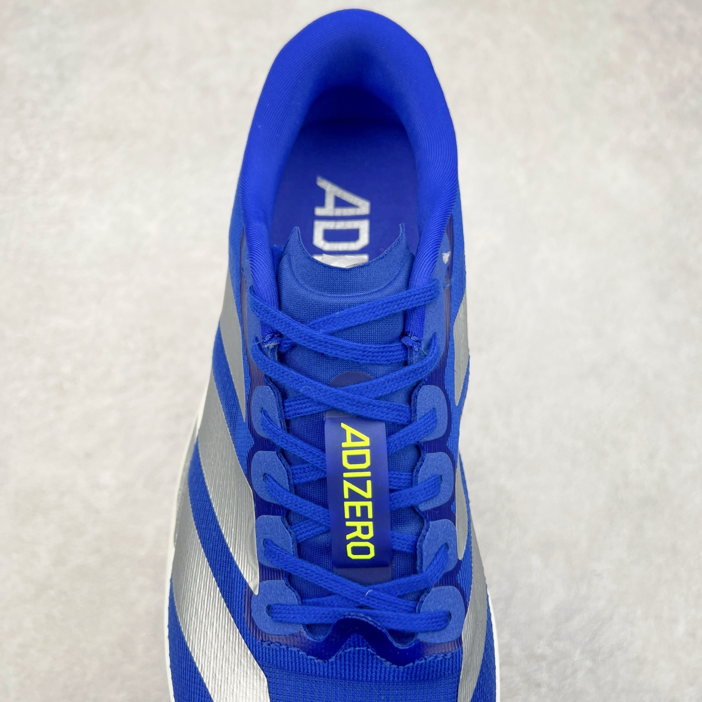 图片[5]-AD Adizero Eva SL M 零度进化版系列低帮轻便透气竞速休闲运动慢跑鞋 JR3414 相信大家对去年 adidas 横空出世的「顶级超跑」adiZero Adios Pro EVO 1 记忆犹新！不仅登顶阿迪史上最轻跑鞋宝座，更在接下来的全球马拉松赛事中，持续书写着惊人成绩，被网友戏称新一代「阿迪神鞋」全网刷屏！极简设计语言与强烈速度感和存在感的鞋侧三线，让人过目不忘，特别种草！其中定位于中长跑训练的 adidas Adizero Evo SL，整体外观造型与 adiZero Adios Pro EVO 1 非常相似。中底配置方面搭载全掌 Lightstrike Pro，鞋面采用透气网面示人，契合日常训练鞋的定位，更加耐用。外底给到了马牌橡胶，及类似上代竞速旗舰 adidas Adizero Adios Pro 3 区域分布。整体看下来无论是外观的鲜明辨识度，还是配置的扎实程度都很顶。尺码：36 36⅔ 37⅓ 38 38⅔ 39⅓ 40 40⅔ 41⅓ 42 42⅔ 43⅓ 44 45-选品中心